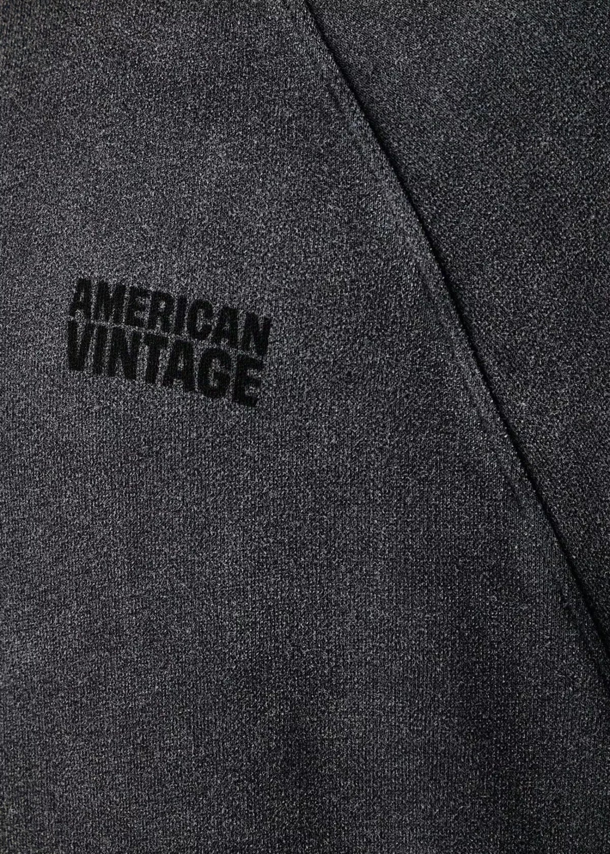 Detail Shot des American Vintage Logo-Prints auf der Vorderseite.