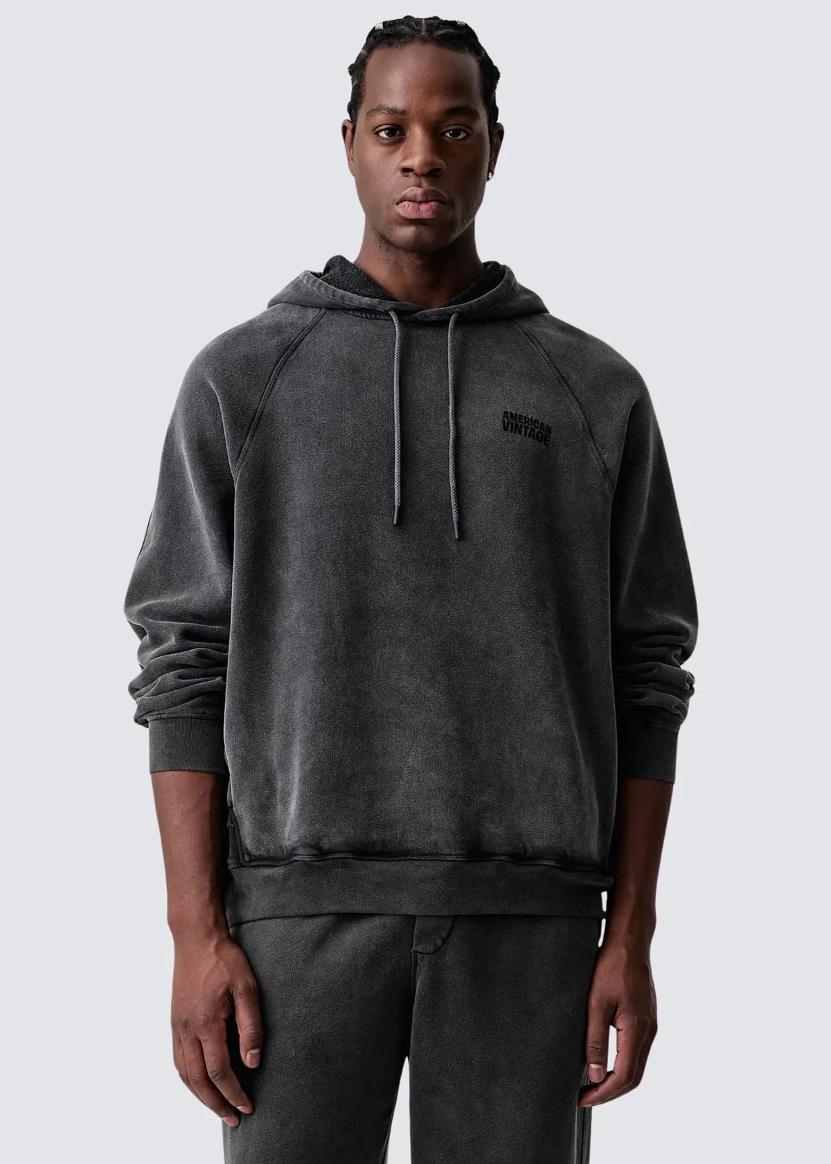 Oversized Hoodie mit schwarzem Ton-on-Ton American Vintage Logo-Print von vorne.