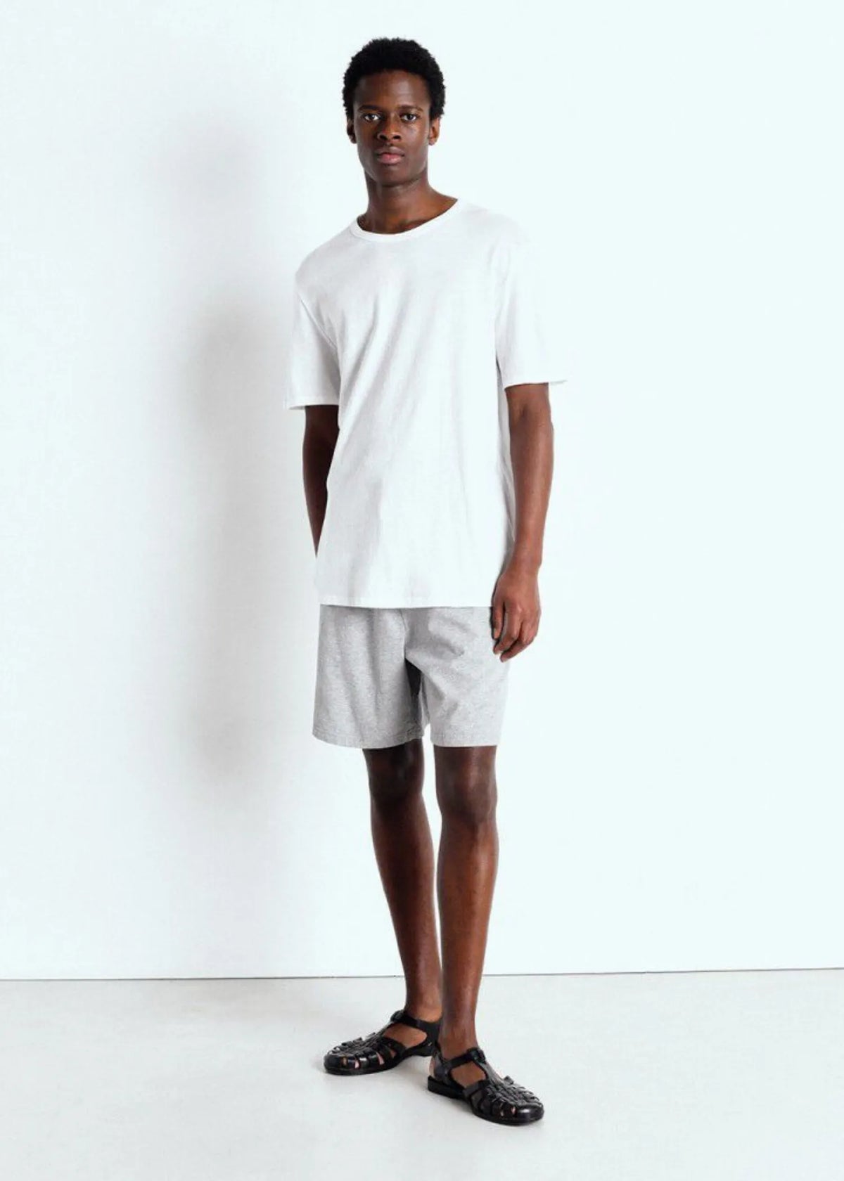 Modellbild mit der Ansicht von vorne. Das Shirt hat einen lockeren Fit und einen langen Schnitt.