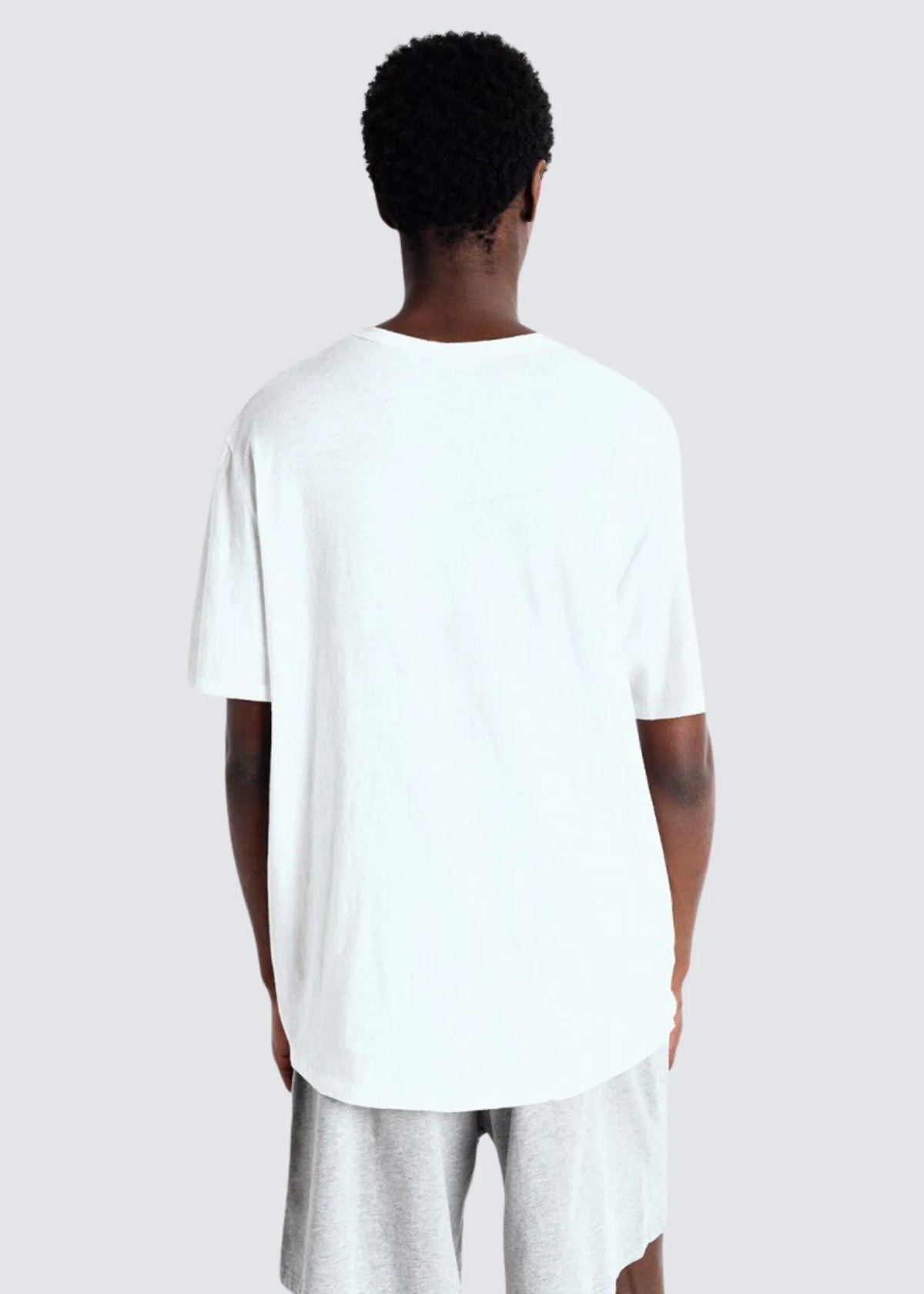 Modelansicht von hinten des Basic Shirts in weiß.