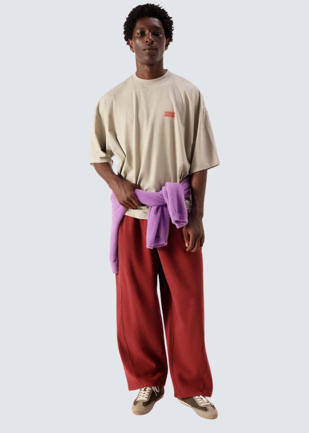 Modellbild der Vintage Jogger in Huckleberry von vorne. Weite Oversize Passform, straight Leg.