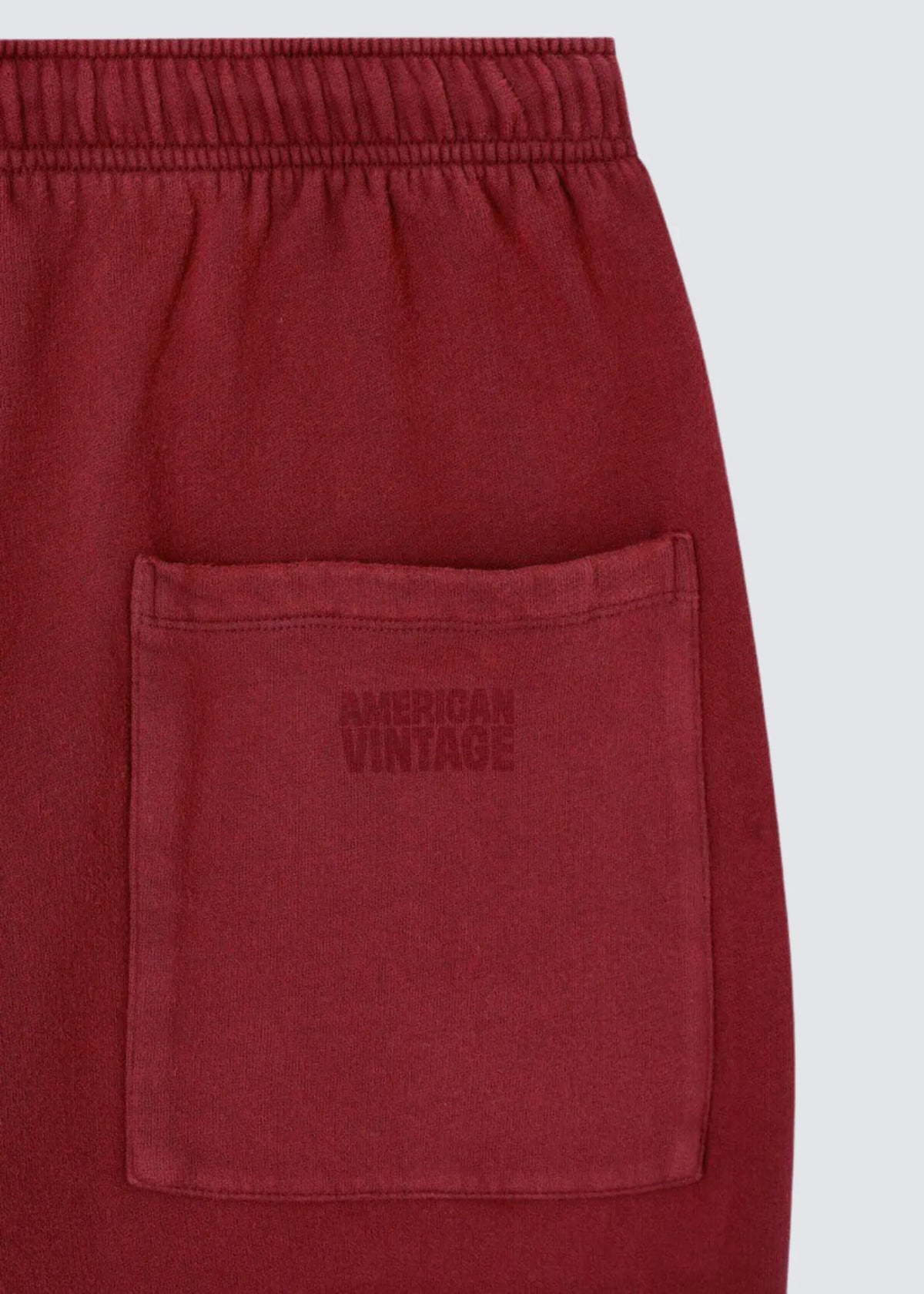 Detailaufnahme der Gesäßtasche mit American Vintage Ton-on-Ton Logo-Print.