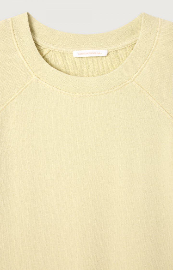 American Vintage Atubay Sweater in Pastelgelb mit Raglanärmeln und Rundhalsausschnitt - Nahaufnahme vom Ausschnitt 