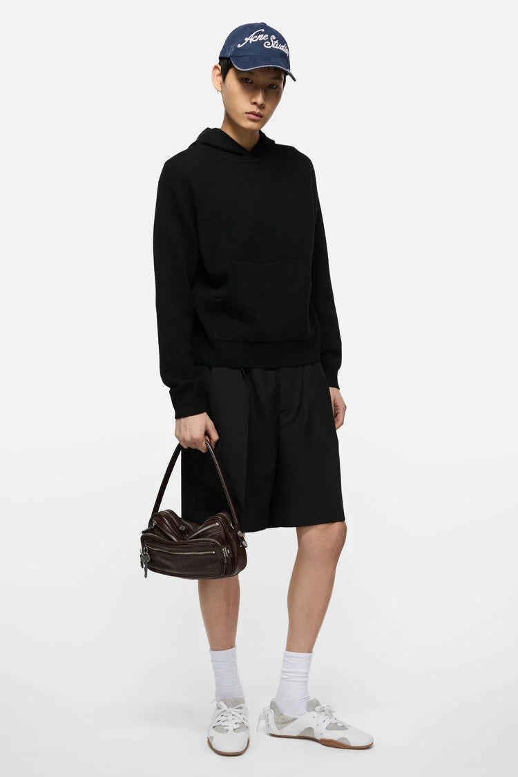 Glattleder Tasche in Braun mit kurzem Tragegriff, abnehmbarer Schulterriemen.
Großes Hauptfach mit Reißverschluss,
Reißverschluss-Fächer außen. Schlüsselanhänger sowie
Silberne Hardware. Model Bild. 