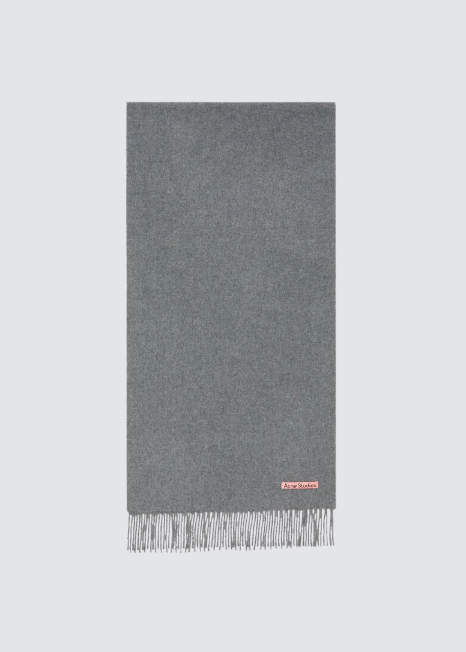 Graue Wollschal mit Pinken Logo Etikett. Ausgefranstes Ende. Flat Shot.