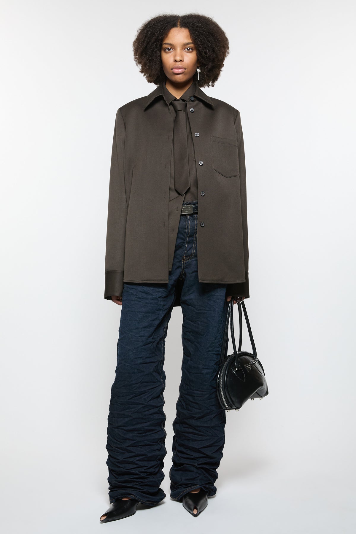 Acne Studios Hemdjacke in schokobraun aus Schurwolle, Vorderansicht am Model