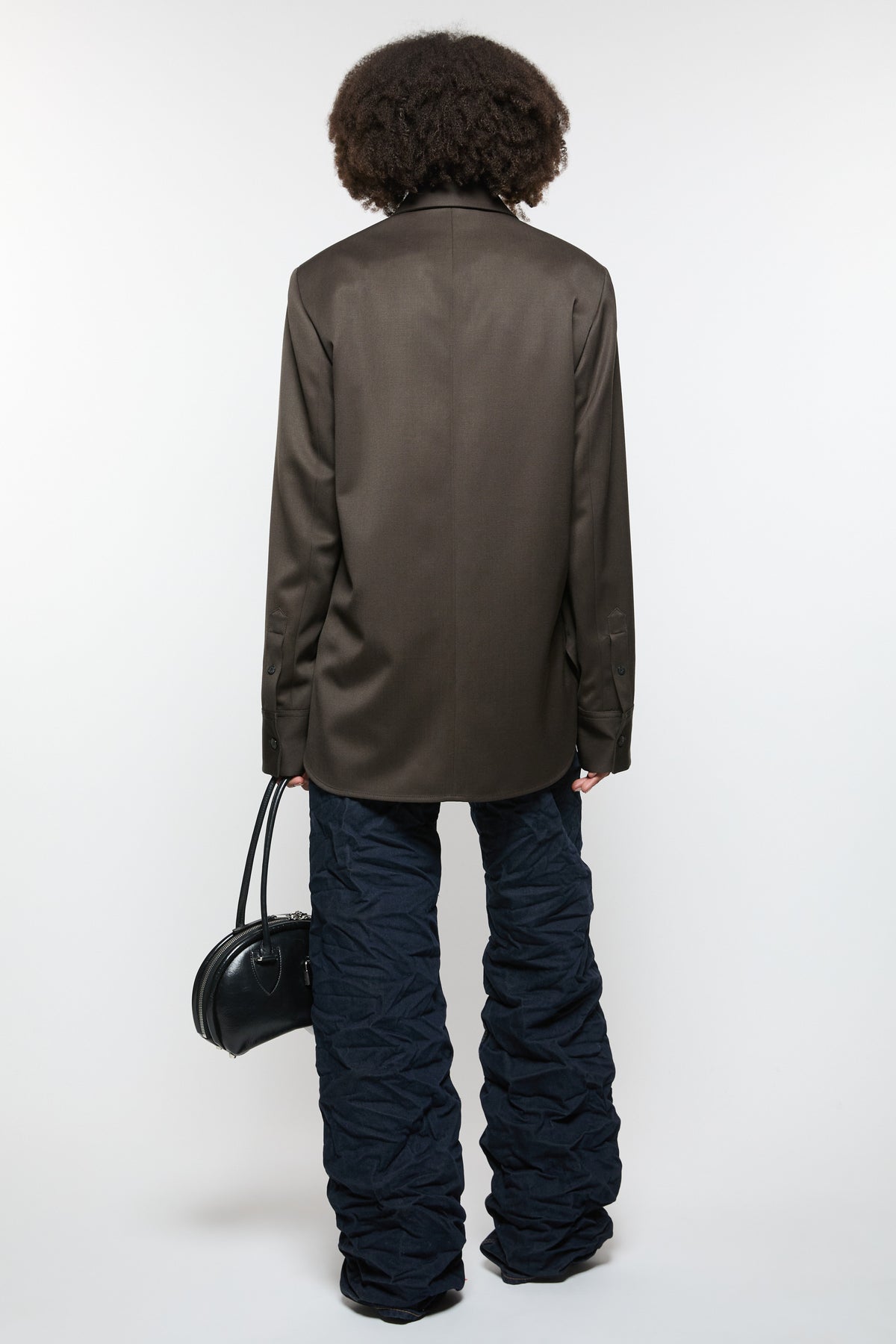 Acne Studios Hemdjacke in schokobraun aus Schurwolle, Rückansicht am Model