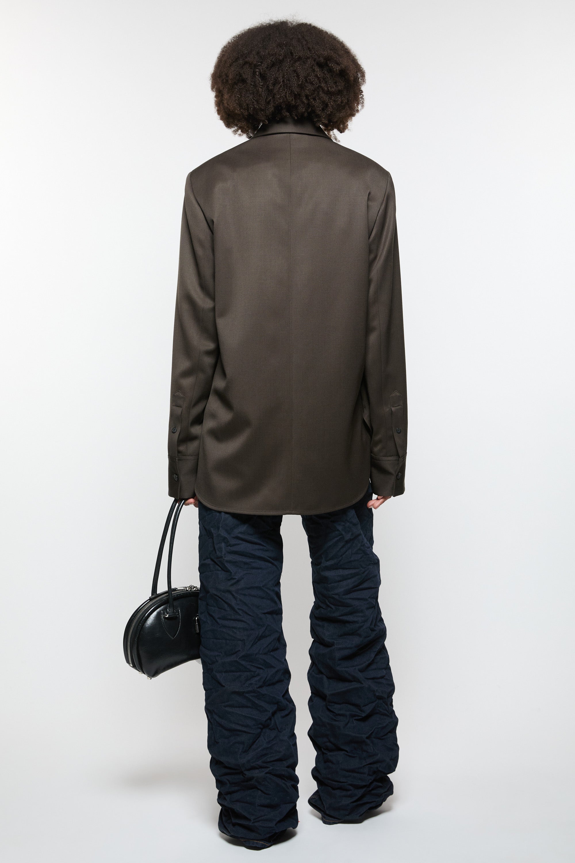 Acne Studios Hemdjacke in schokobraun aus Schurwolle, Rückansicht am Model