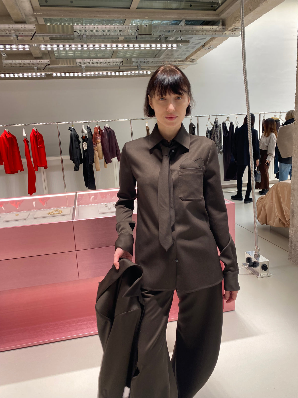 Acne Studios Hemdjacke in schokobraun aus Schurwolle - Frontansicht am Model