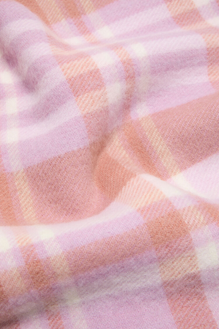 Karierter Wollschal in Pink/Fuchsia mit Logoprägung am Ende. Detail Shot Musterung.