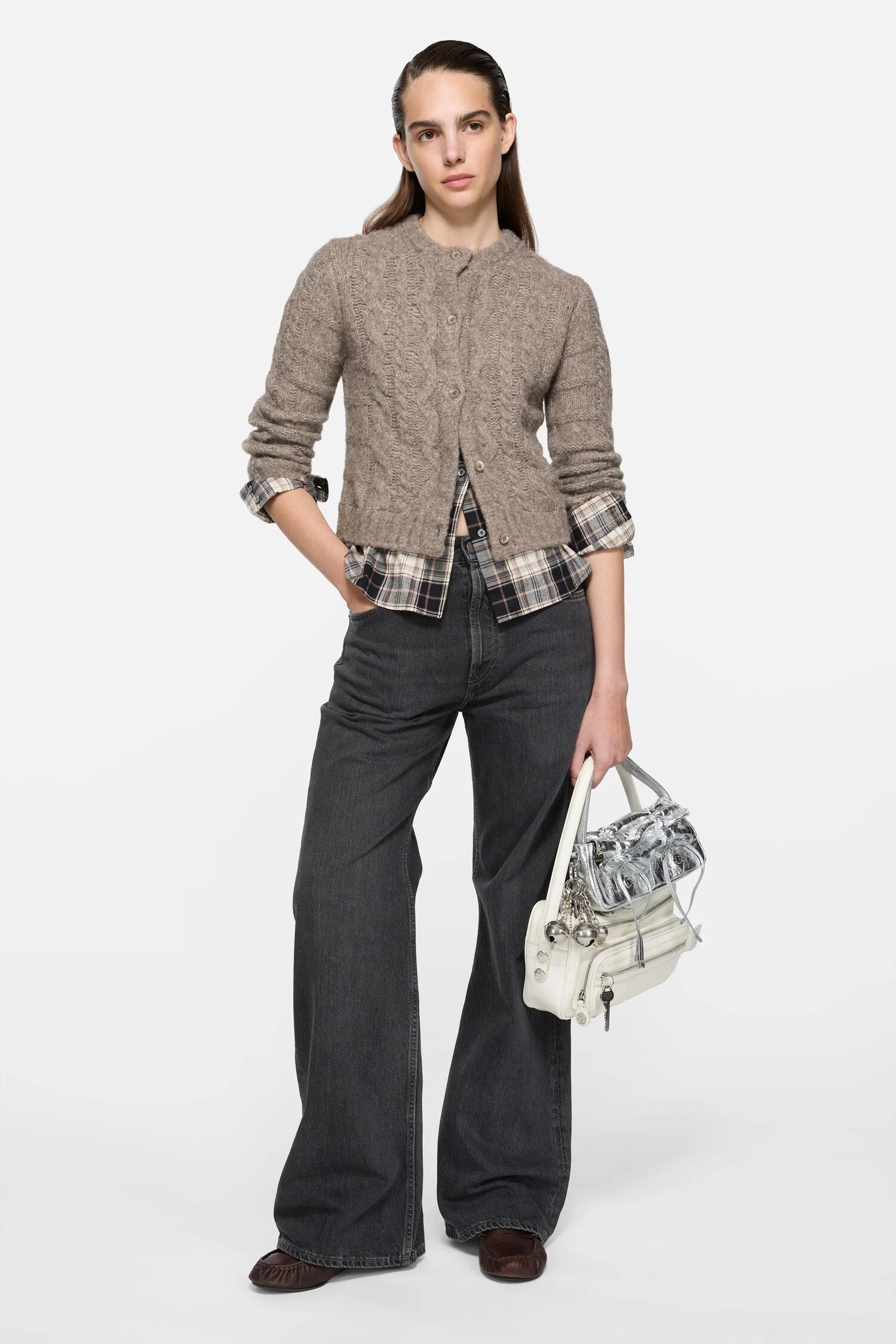 Schwarz mellierte Jeans, mit einem geraden Bein und einer mittleren Bundhöhe. Model Bild.