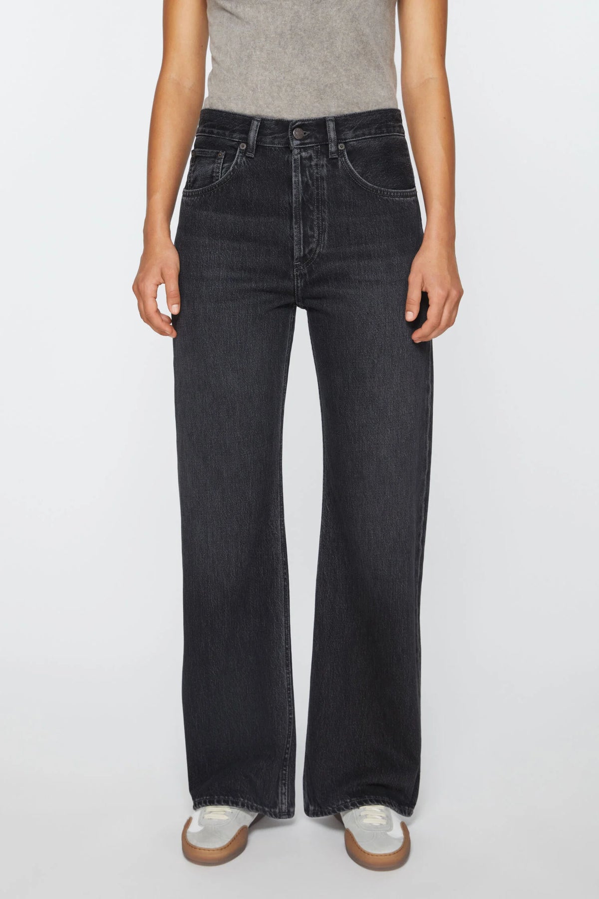 Acne Studios vintage Jeans in Schwarz melliert, mit einem geraden Bein und einer mittleren Bundhöhe. Dreiviertel Shot. Vorderansicht
