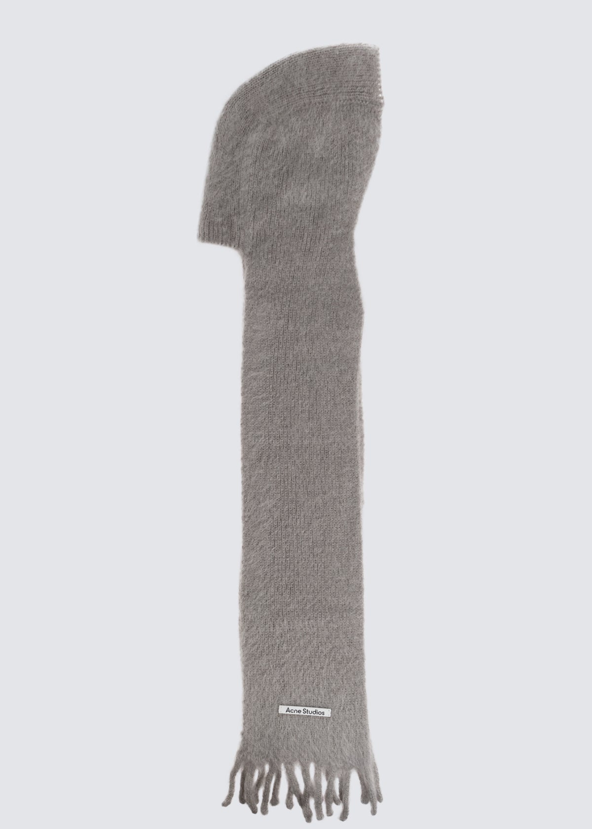 Grauer Mohair Kapuzen Schal mit Franse. Flat Shot.