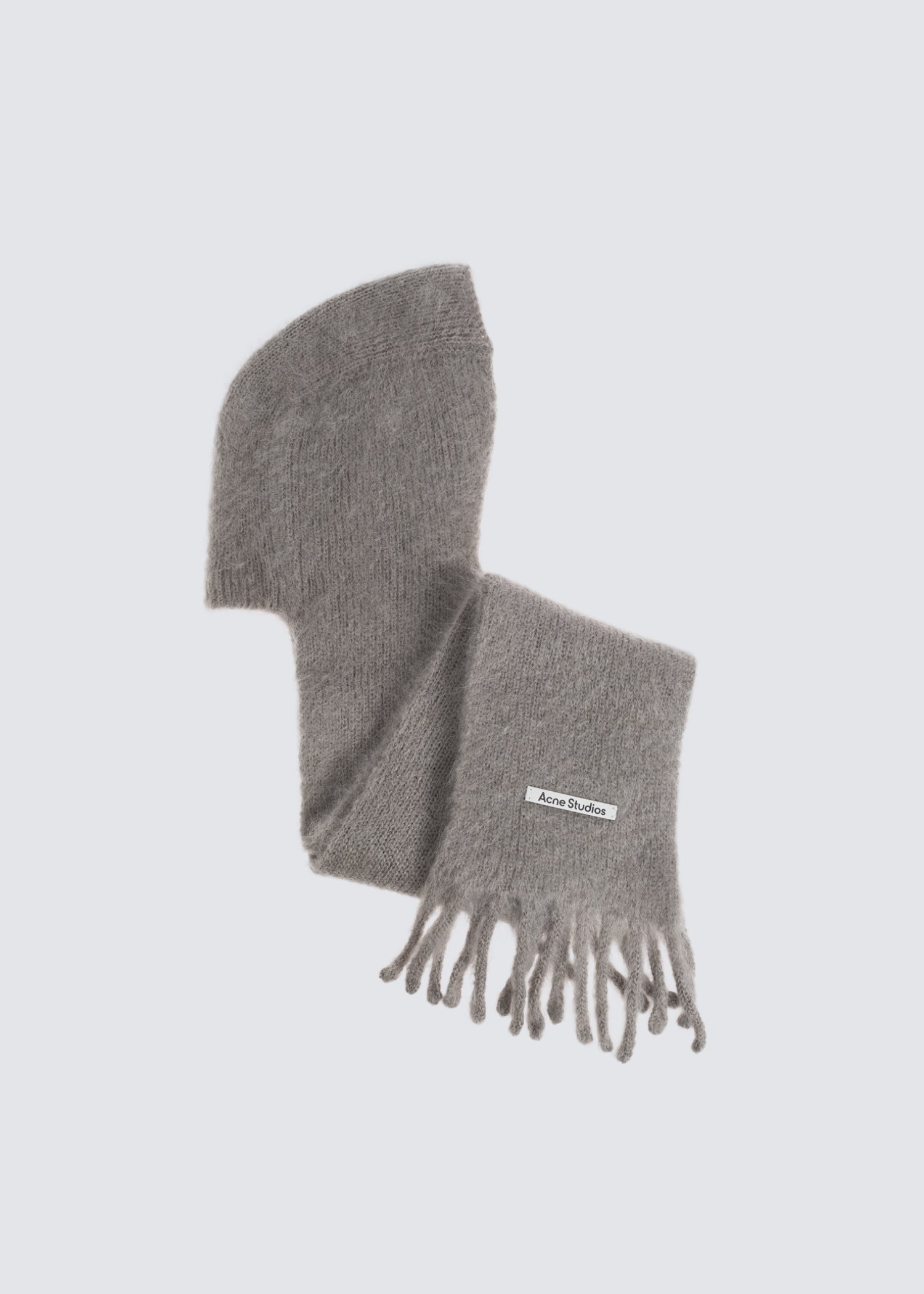 Grauer Mohair Kapuzen Schal mit Franse. Flat Shot, zusammengelegt.