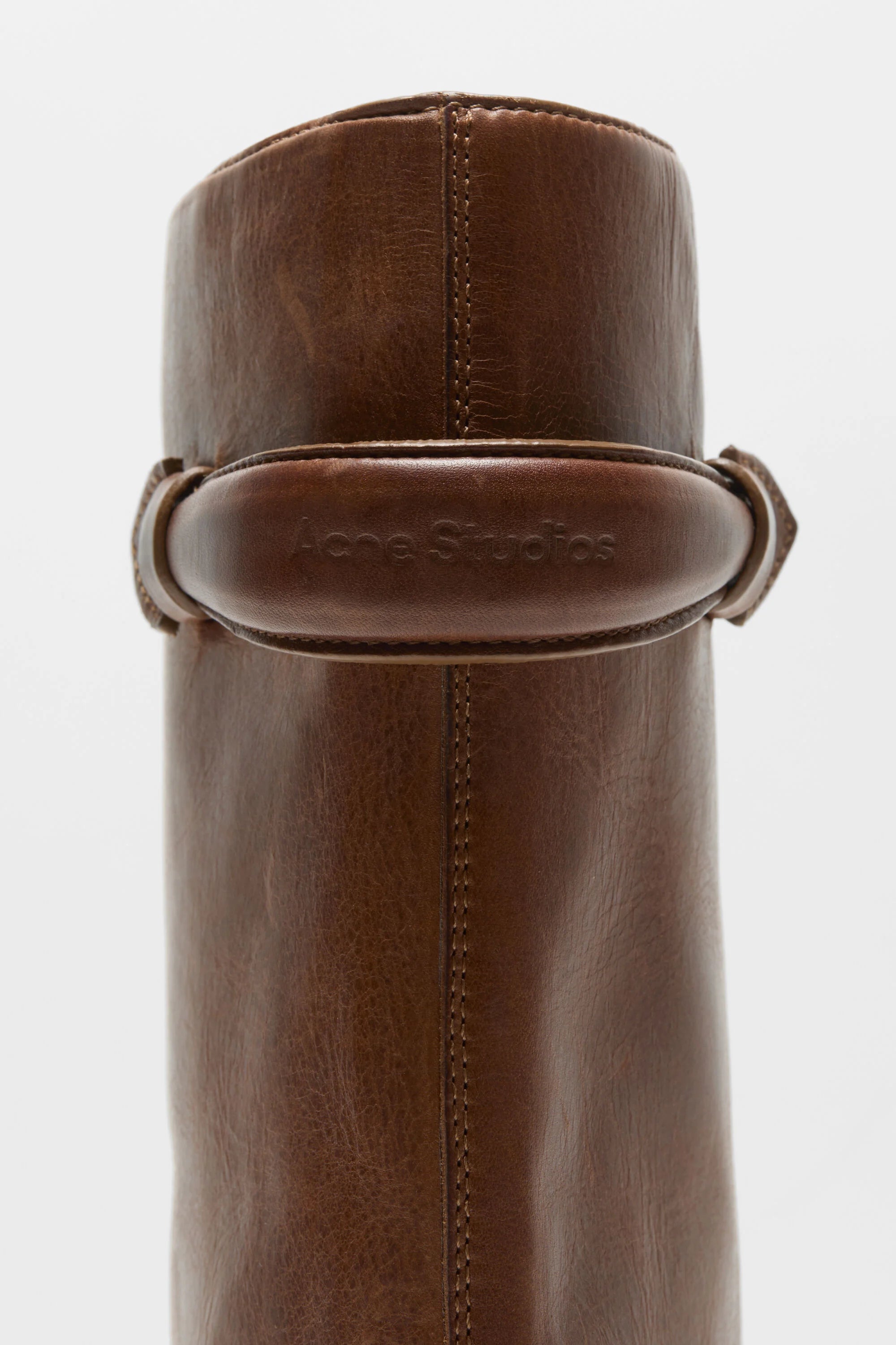 Braune Leder Acne Studios Boots. Detail Shot Riemen.