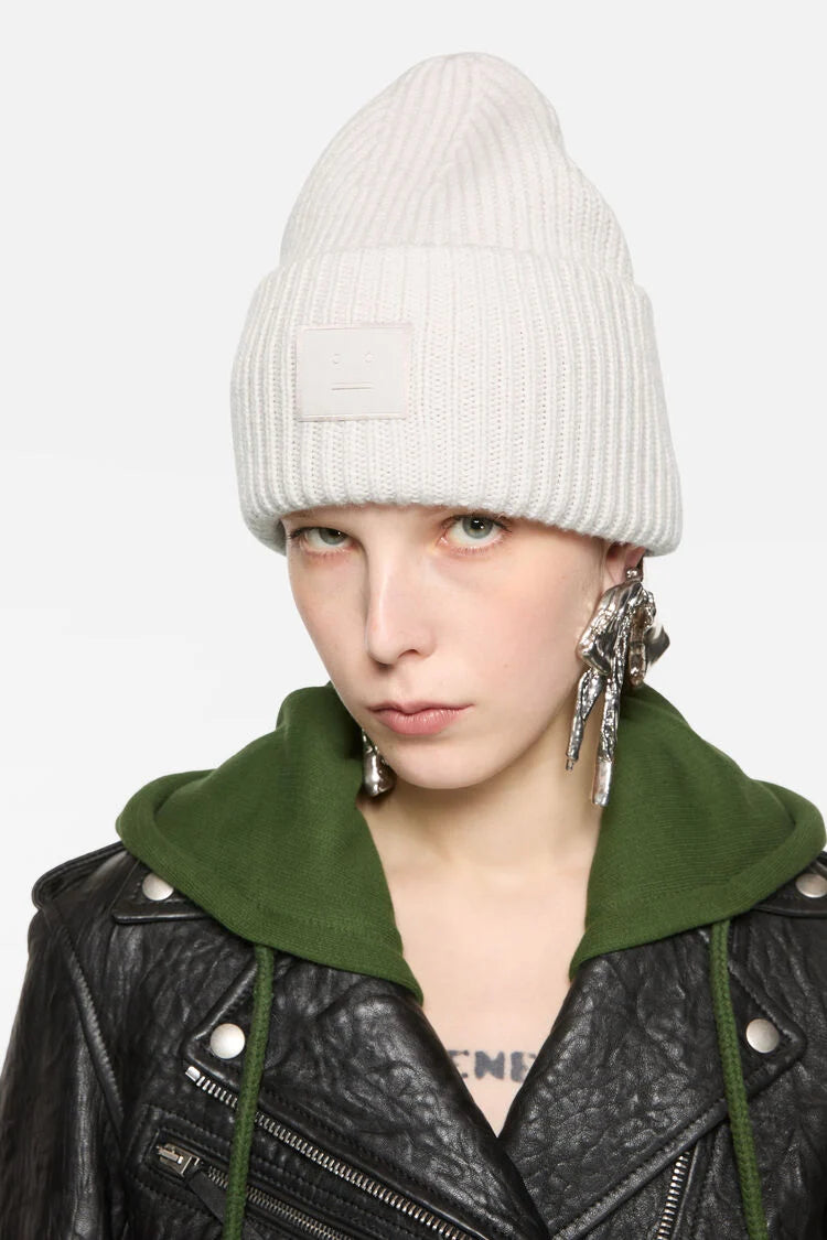 Acne Studios hellgraue Mütze aus Wolle - Modelfoto 