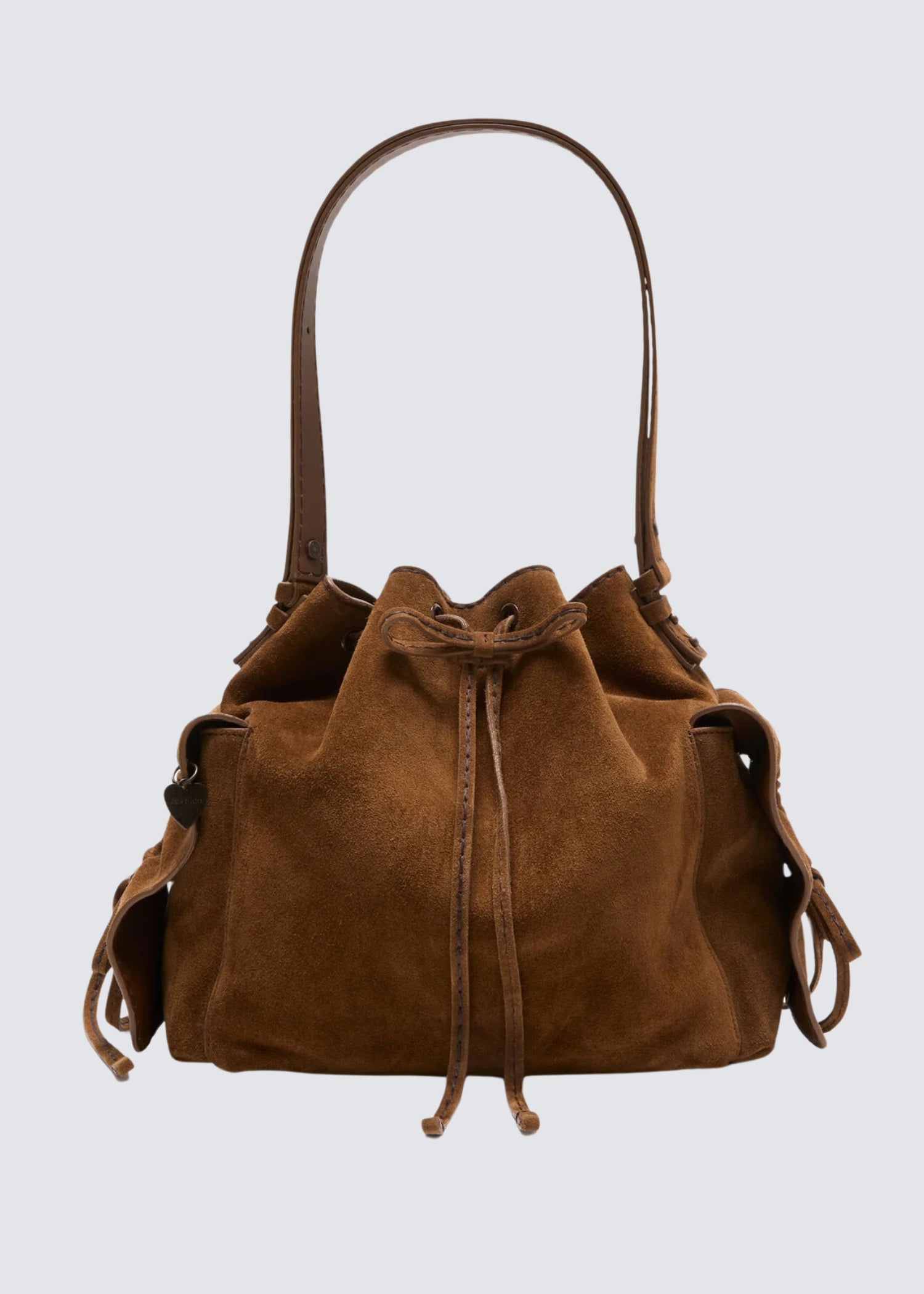 Braune Wildledertasche mit Schnüren. Flat Shot.