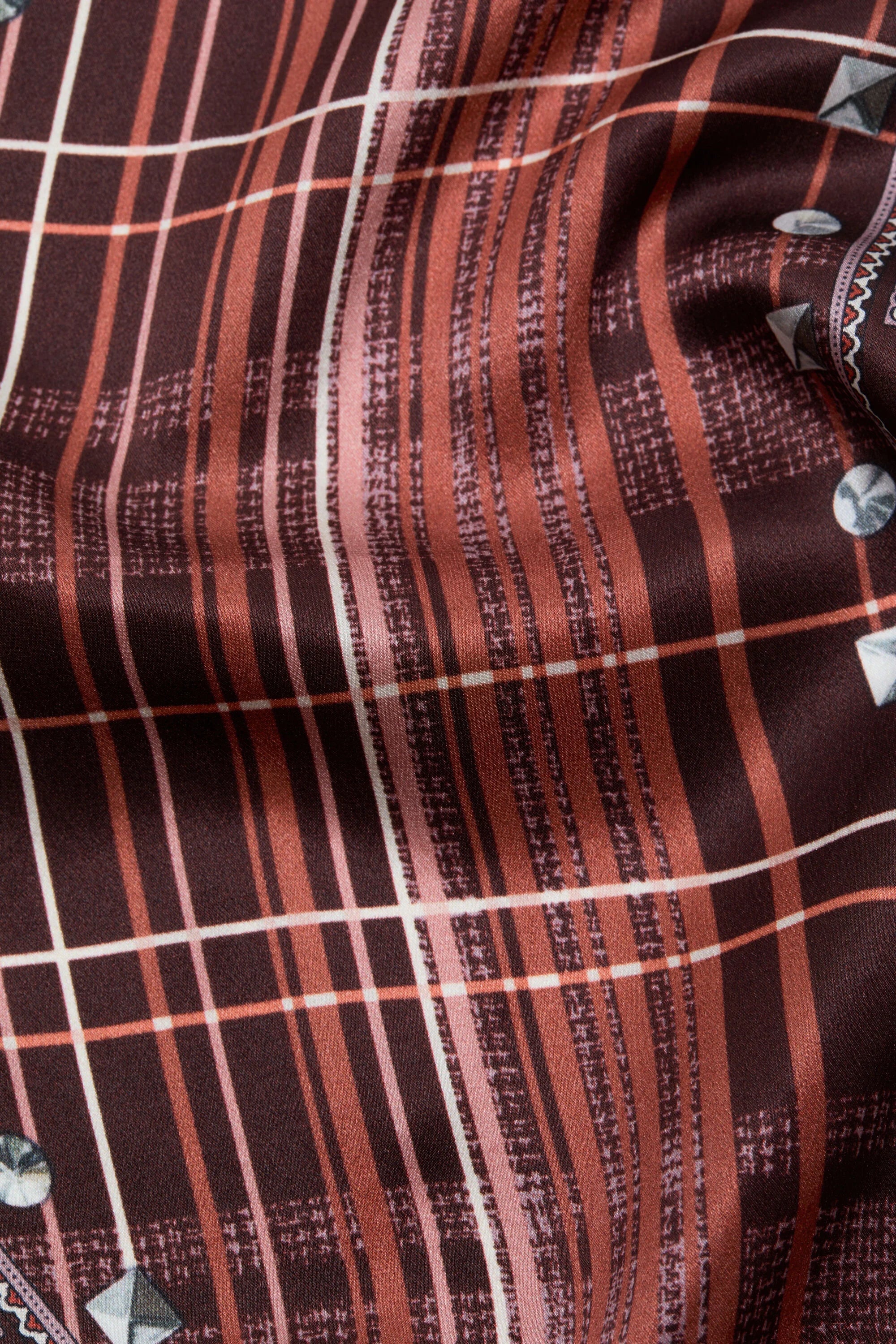 Acne Studios Tuch Burgundy in Rot, Nahansicht, Produktbild, Karo Muster, Streifen
