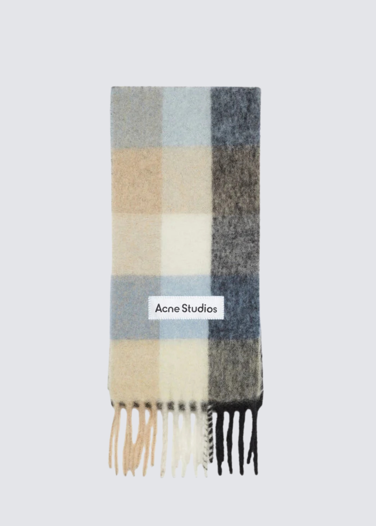 Schal aus Mohair Mischung, Kariert in einer hellen Farbmischung als Creme/Taupe Farben sowie Blau Tönen. Logo Etikett in Weiß. Flat Shot. 