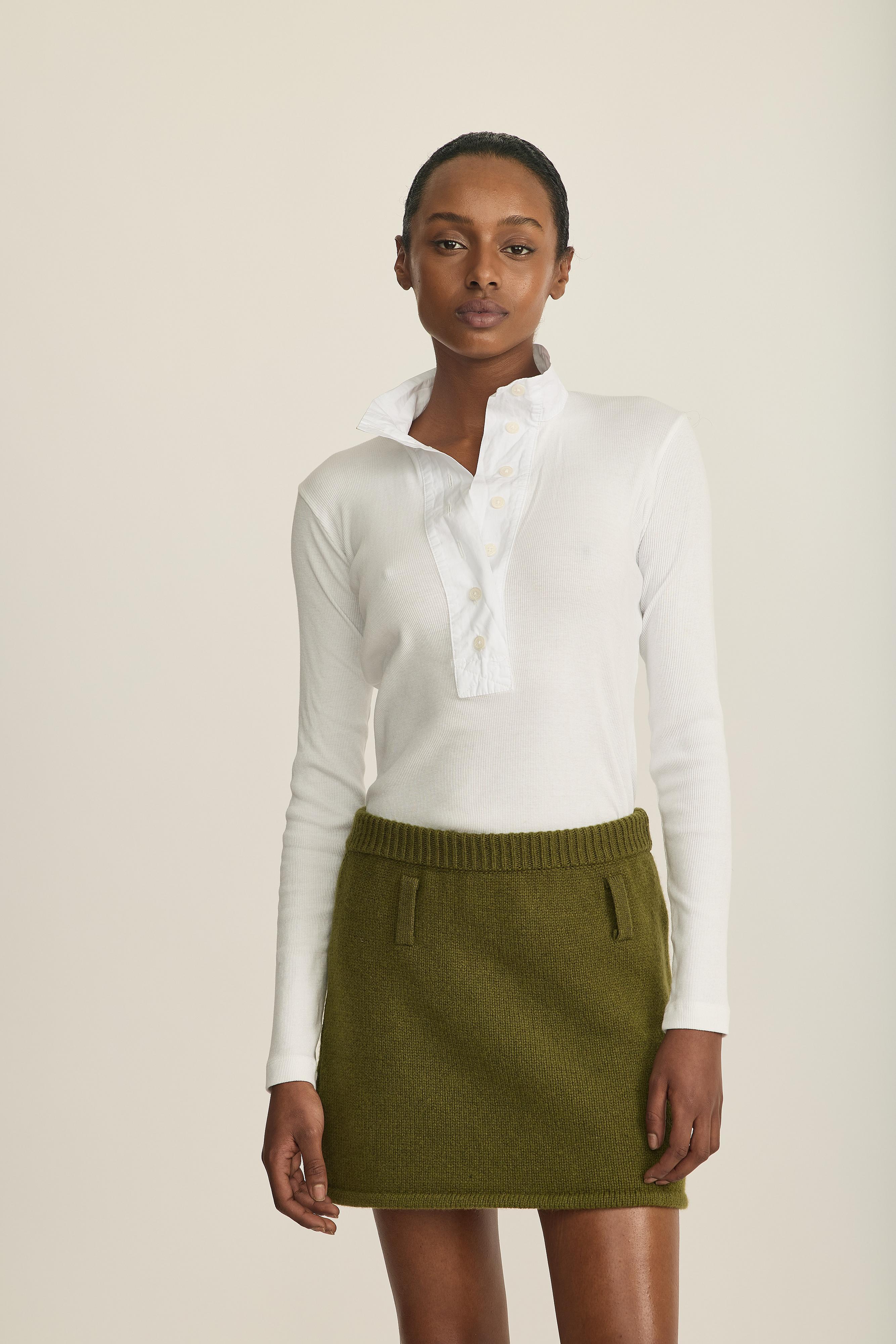 All three Junia Langarm aus einem feinem Rippen-Material und einem hohen Kragen mit Knöpfen -Tragebild am Model