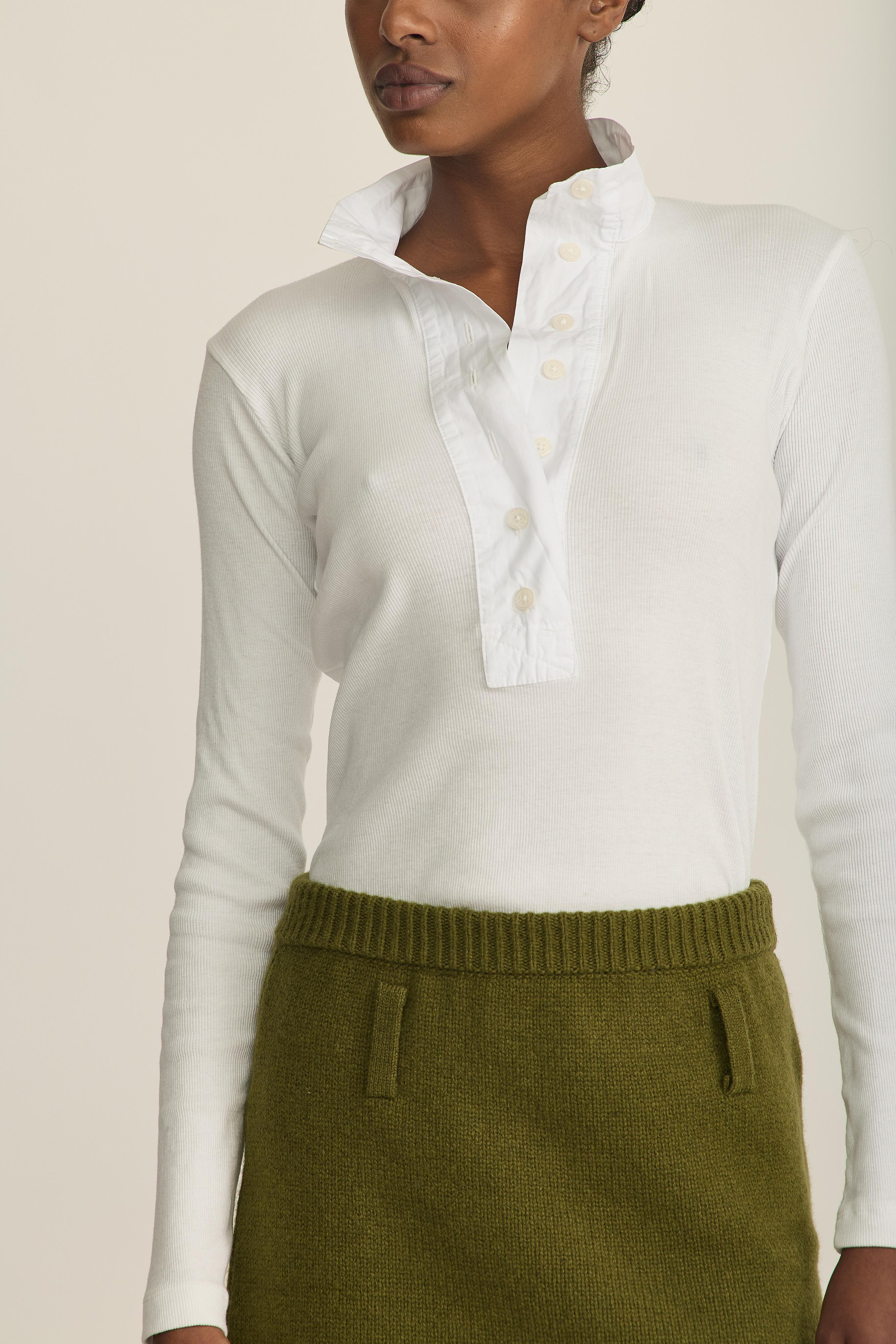 All Three Junia Langarm aus Baumwolle in weiß im Henely Style - Nahaufnahme am Model 