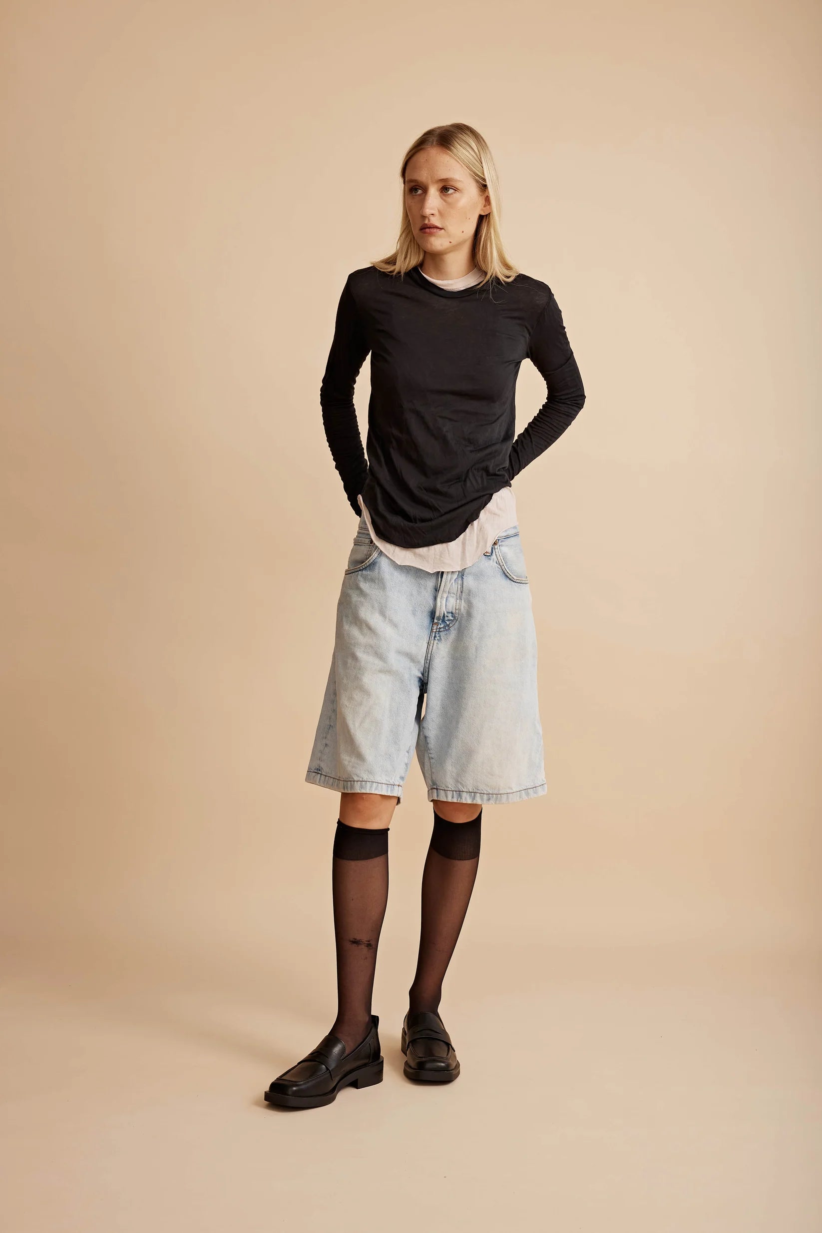 All Three Stella Langarmshirt in schwarz aus einer leicht transparenten Baumwolle - Tragebild am Model