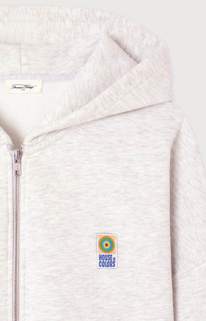 Graue Zipper Jacke mit American Vintage Logo auf der Brust. Detail Shot.