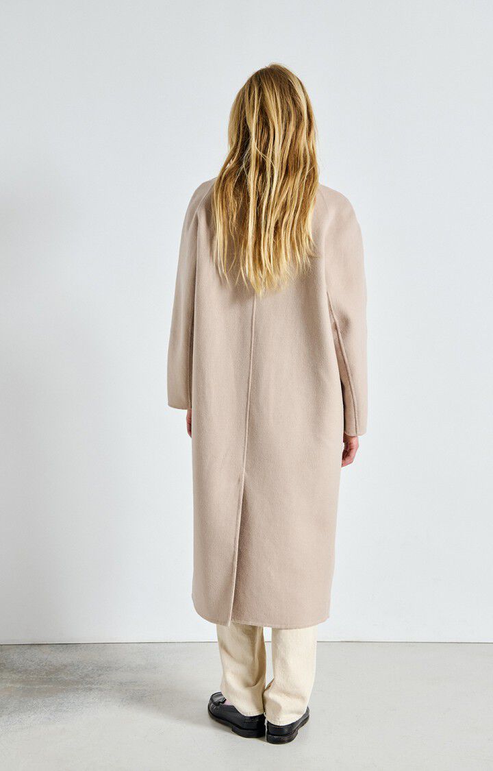 American Vintage beiger Mantel aus Wollgemisch - Modelfoto von hinten