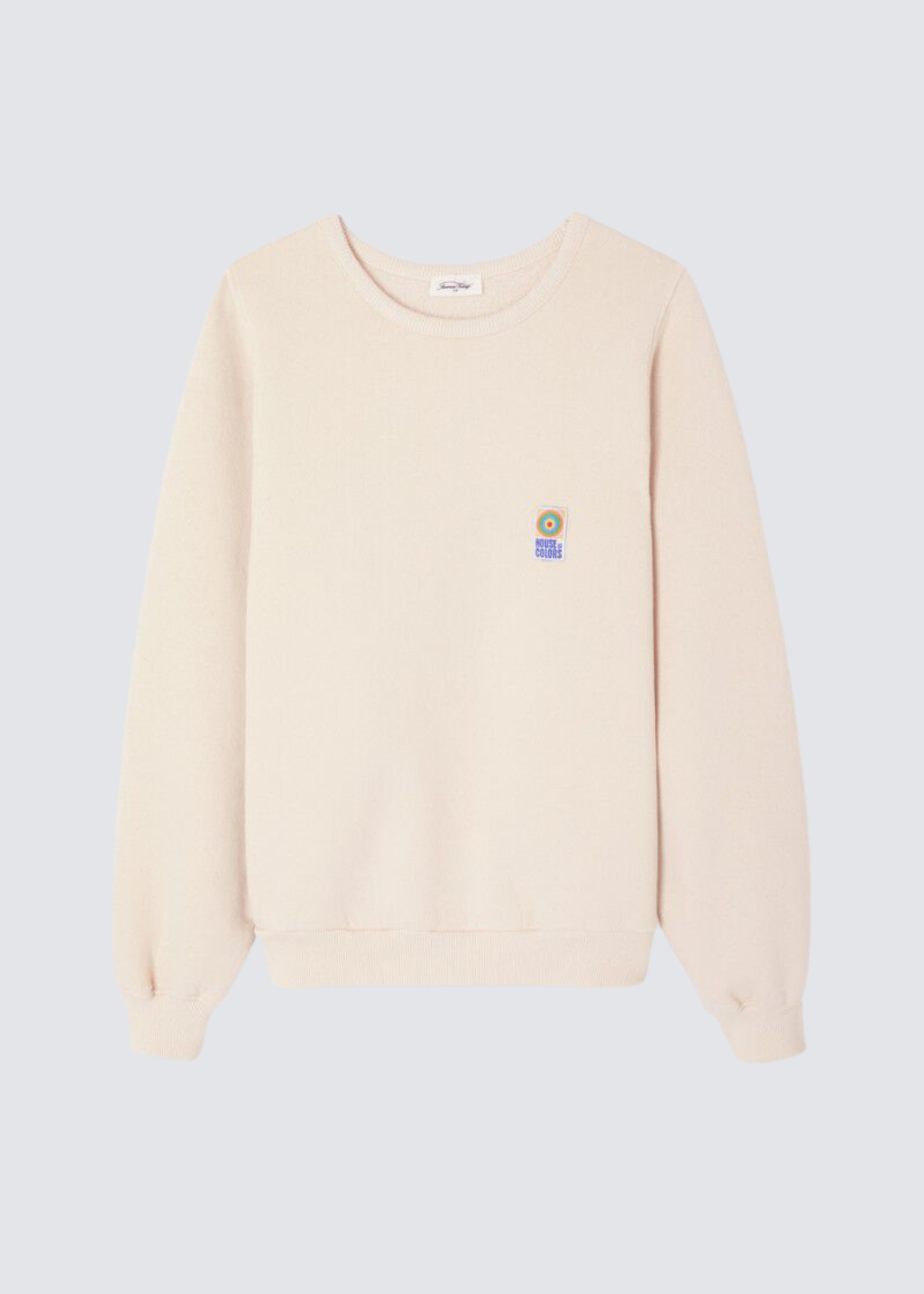 Creme Farbendes Sweatshirt aus weichem Baumwollmaterial, mit Buntem Logodetail an der Linken Brust. Flat Shot Vorderseite. 
