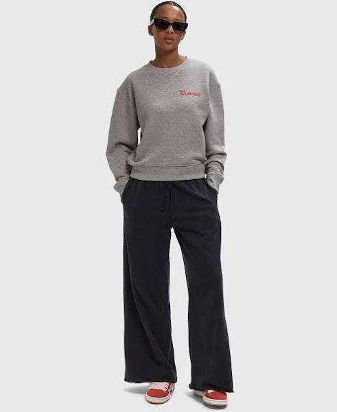 American Vintage dunkelgraue Hose aus Baumwolle - Modelfoto von vorn2