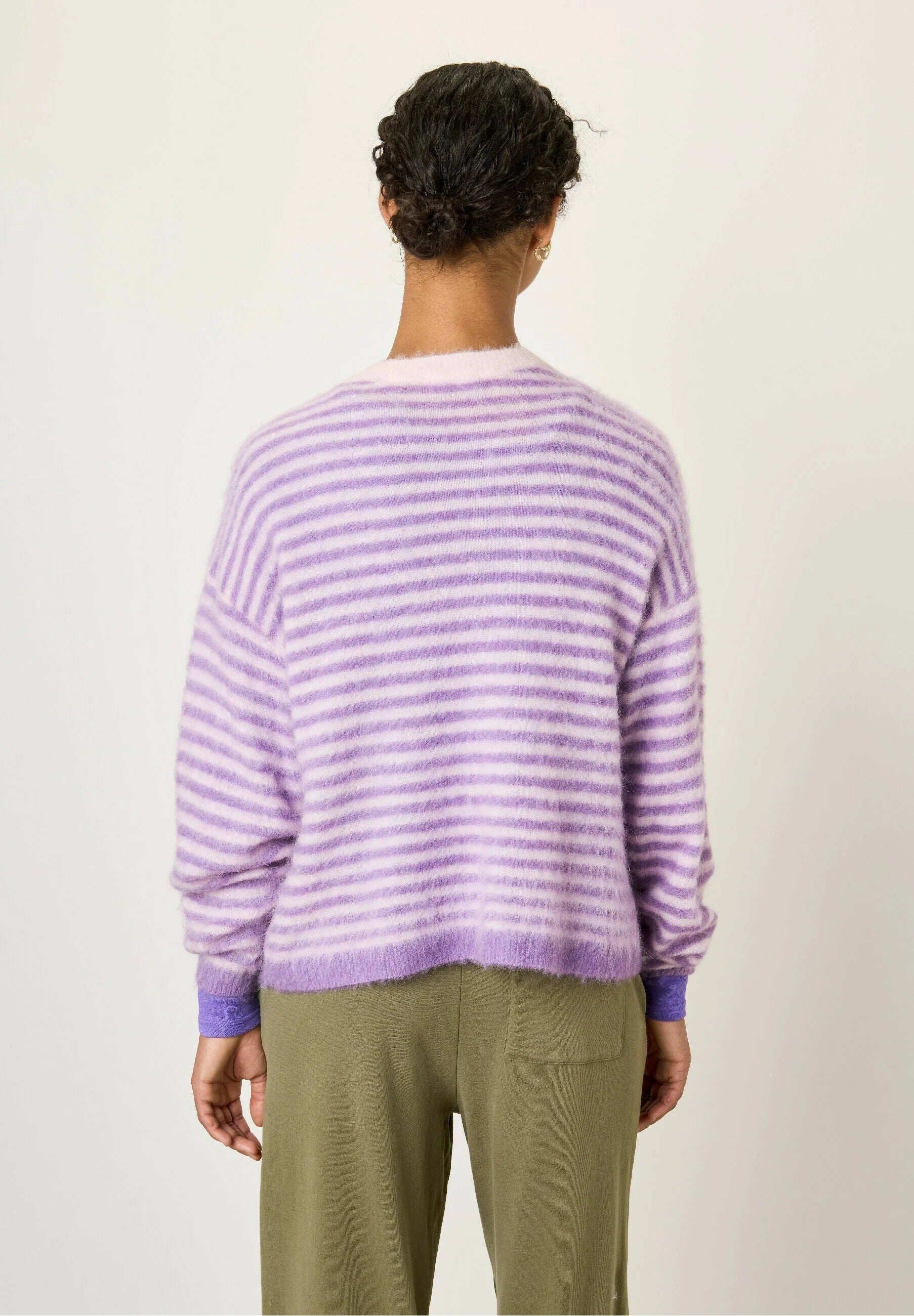American Vintage rosa gestreifter Pullover aus Mohairgemisch - Modelfoto von hinten
