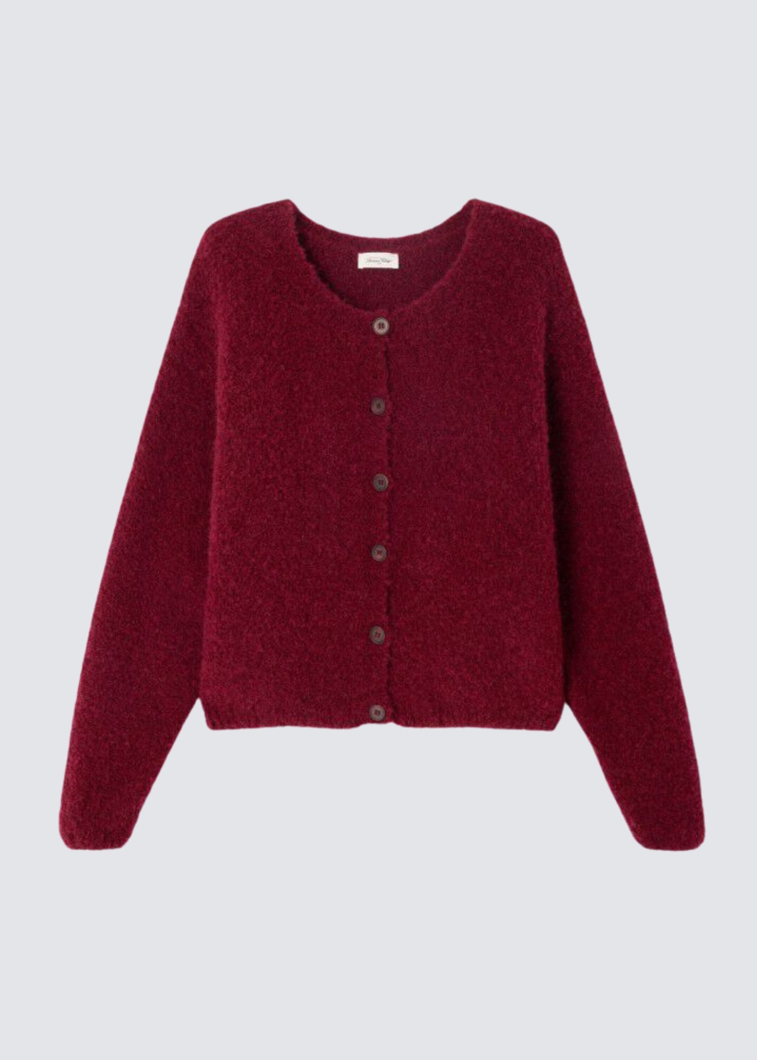 Freisteller des roten American Vintage Cardigans auf grauem Hintergrund. 