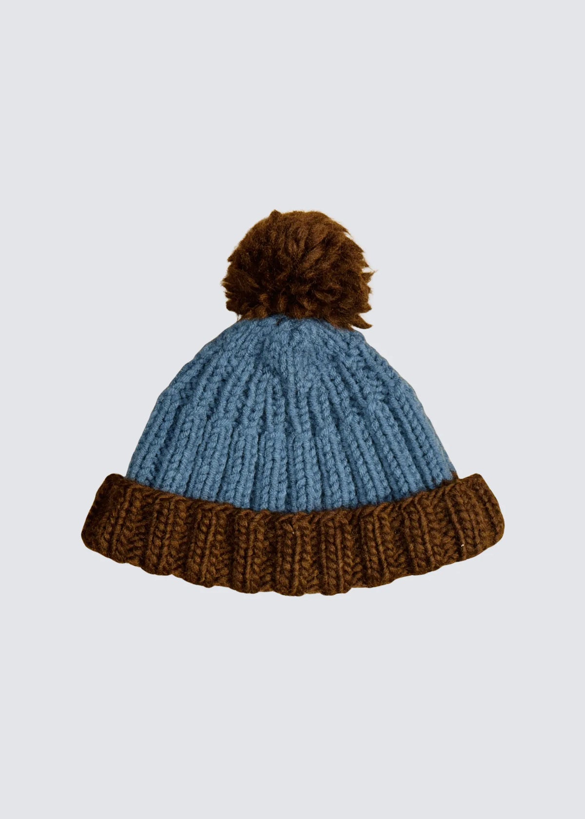 Balcon Preysing Strickmütze mit Bommel in Blau-Braun. Freistehend fotografiert.