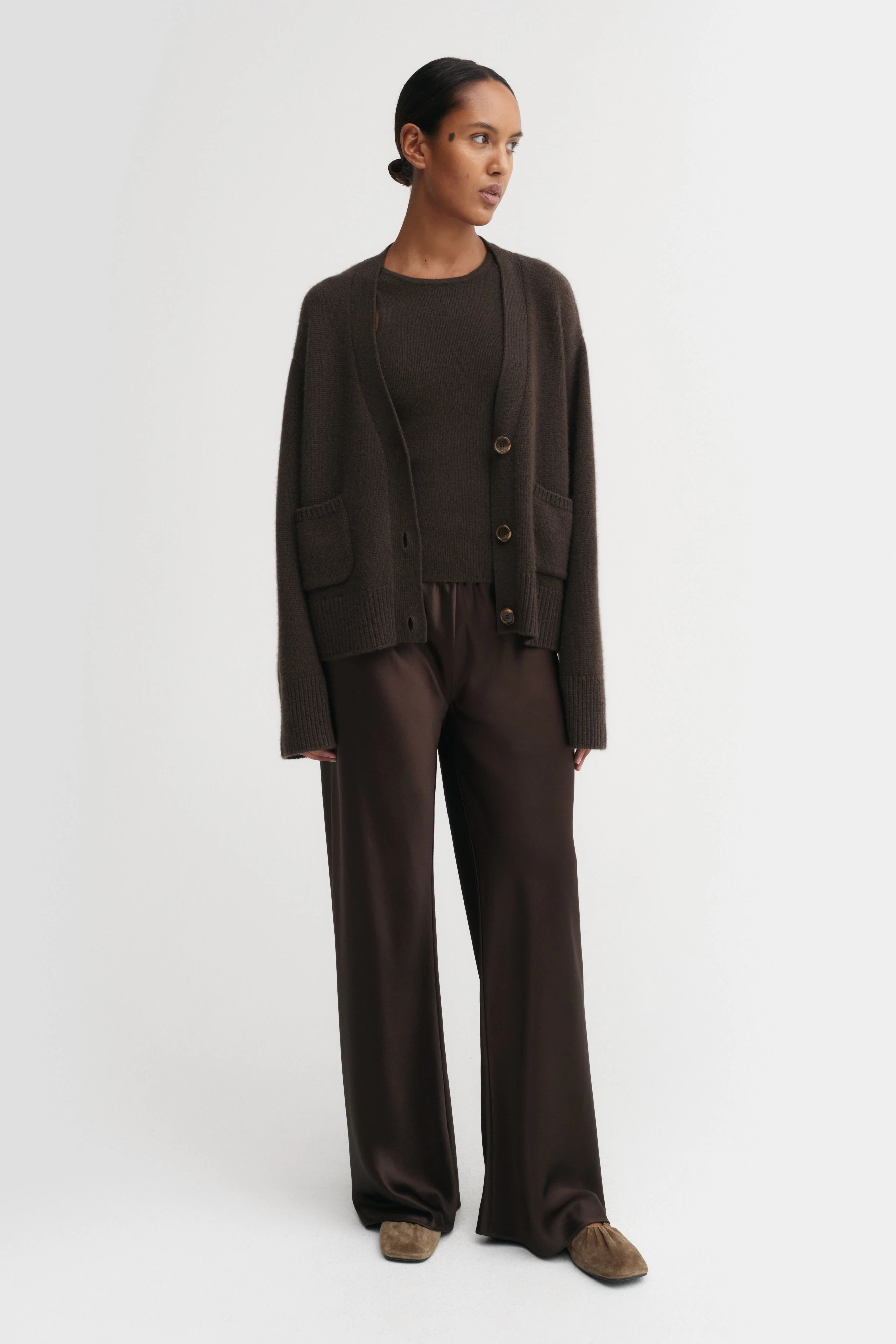 Almada Beja Cardigan in braun mit aufgesetzten Seitentaschen - Fotografiert am Model