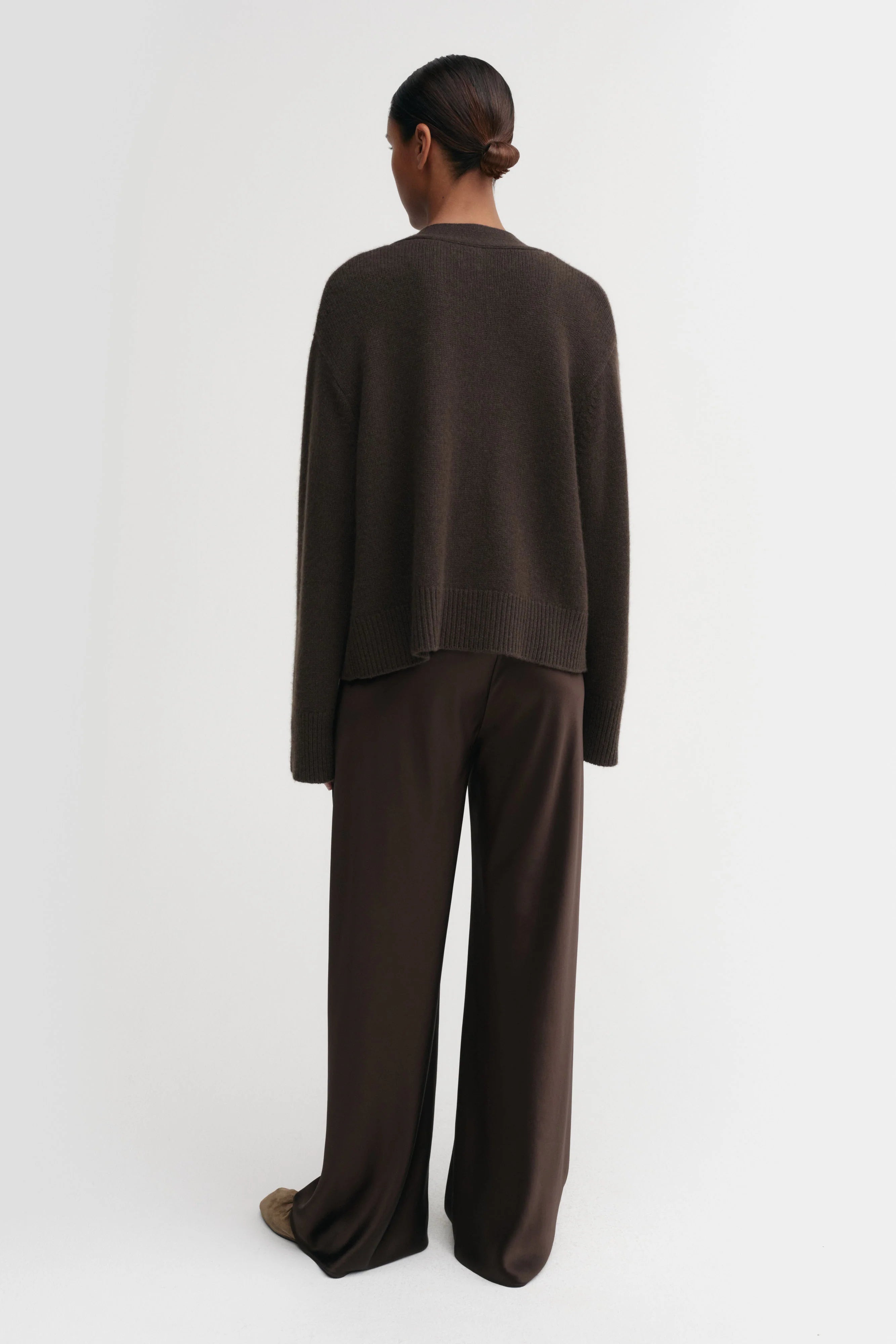 Almada Beja Cardigan in braun - Fotografiert von hinten