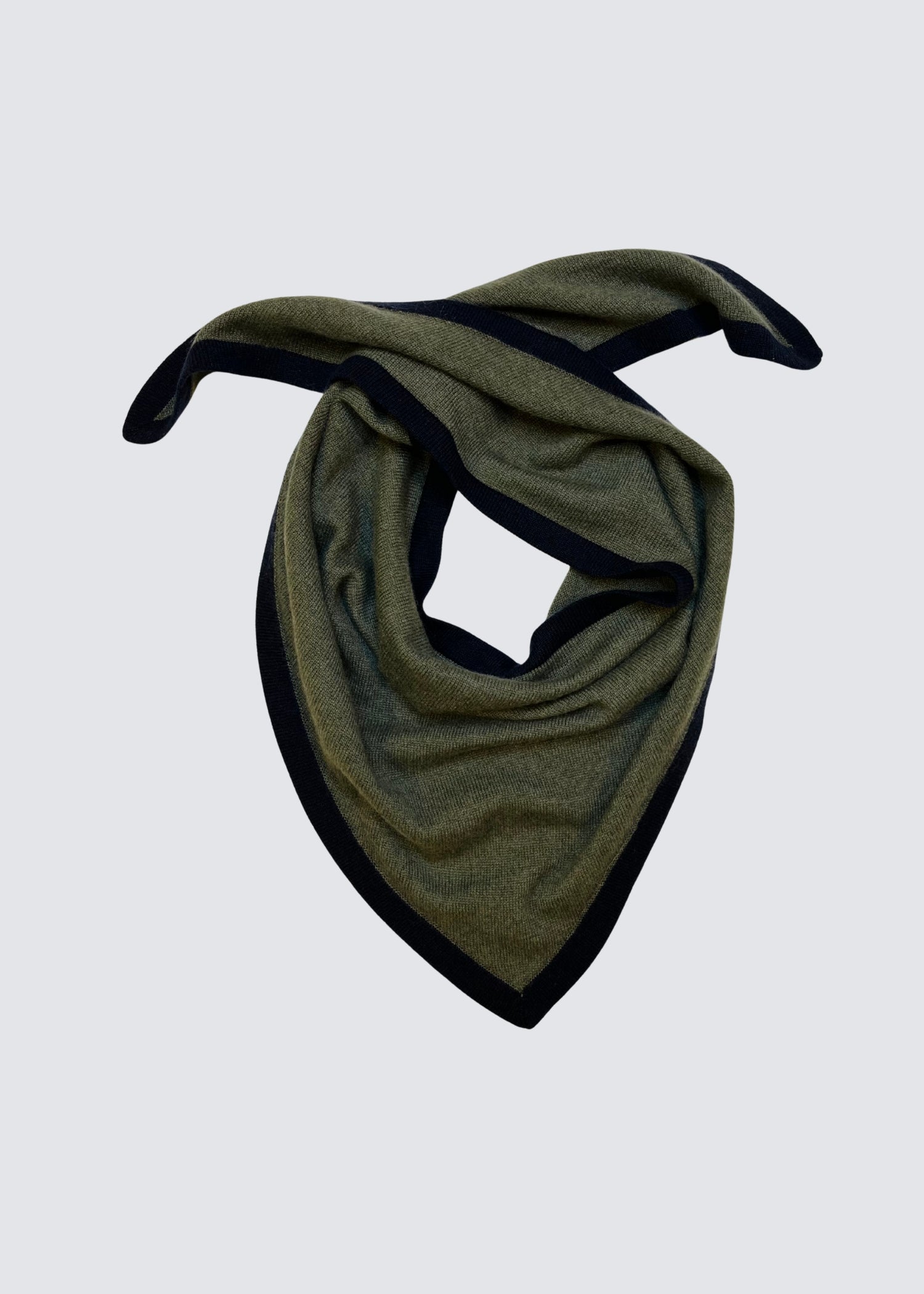 Khaki Farbender Dreickecks Schal, mit Dunkelblauem Bund. Flat Shot.