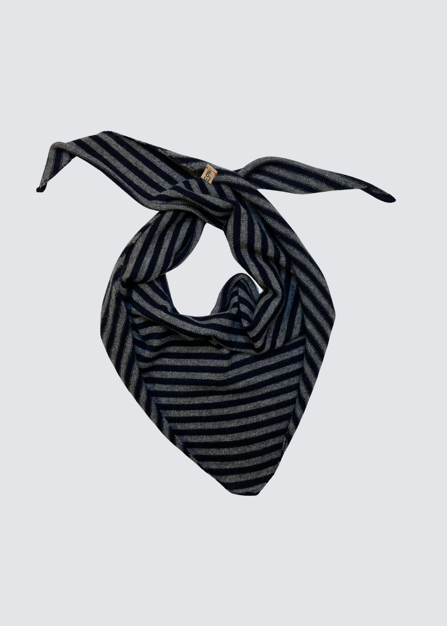 Grau Blau Gestreifter Dreckes Schal. Flat Shot.