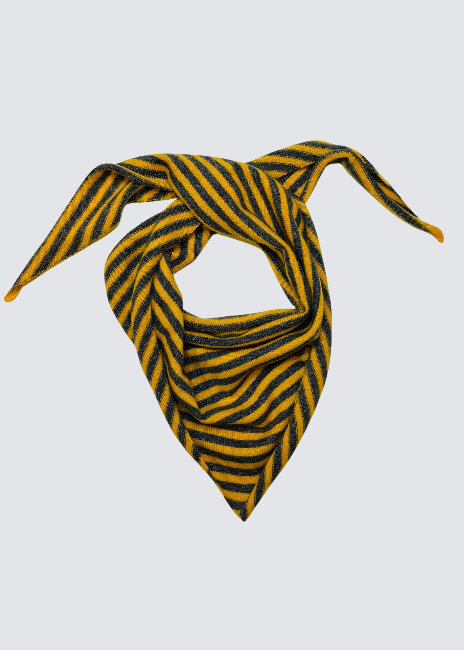 Gelb Grau Gestreifter Dreiecks Schal. Flat Shot.