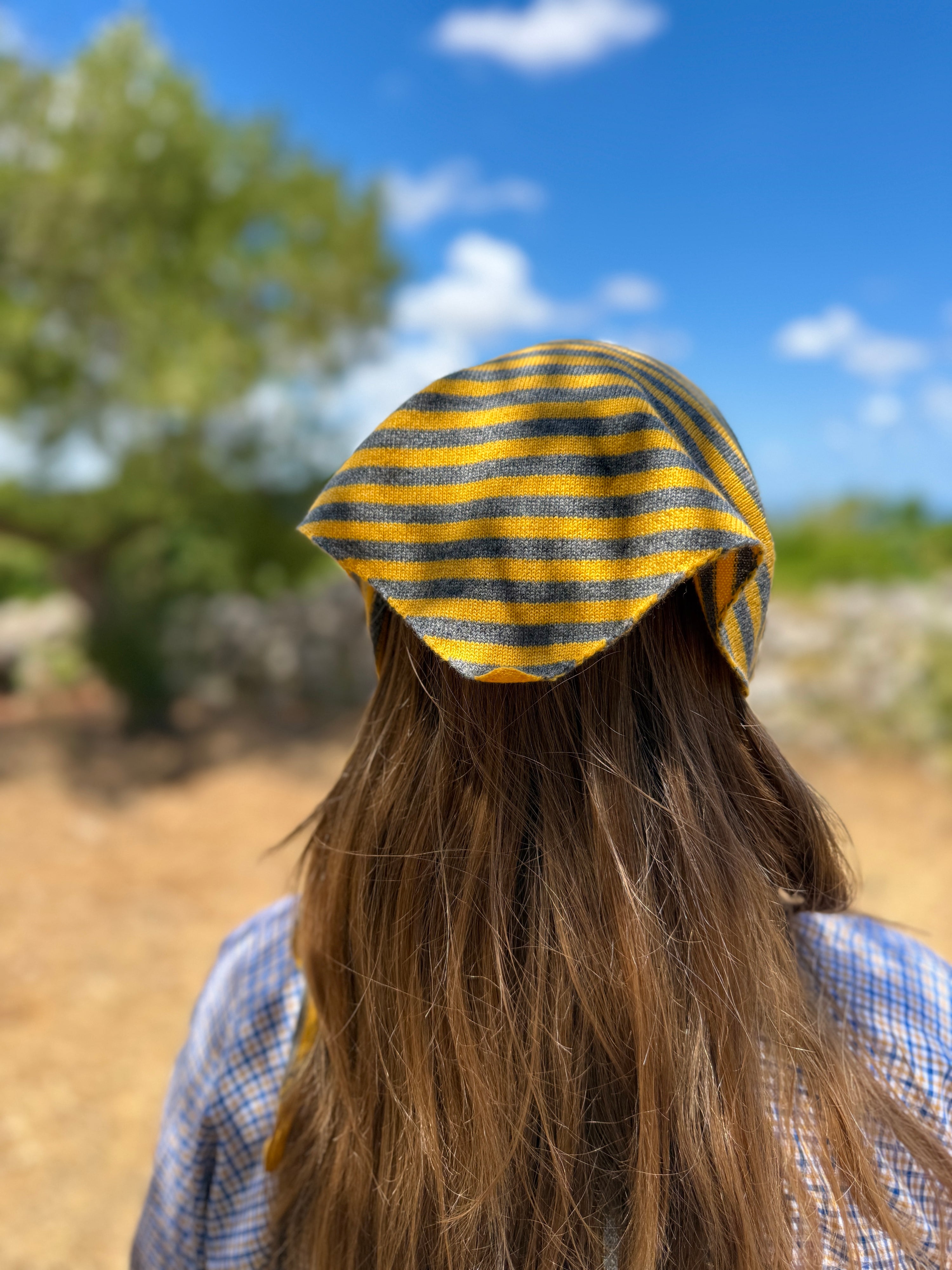 Gelb Grau Gestreifter Dreiecks Schal. Model Bild.