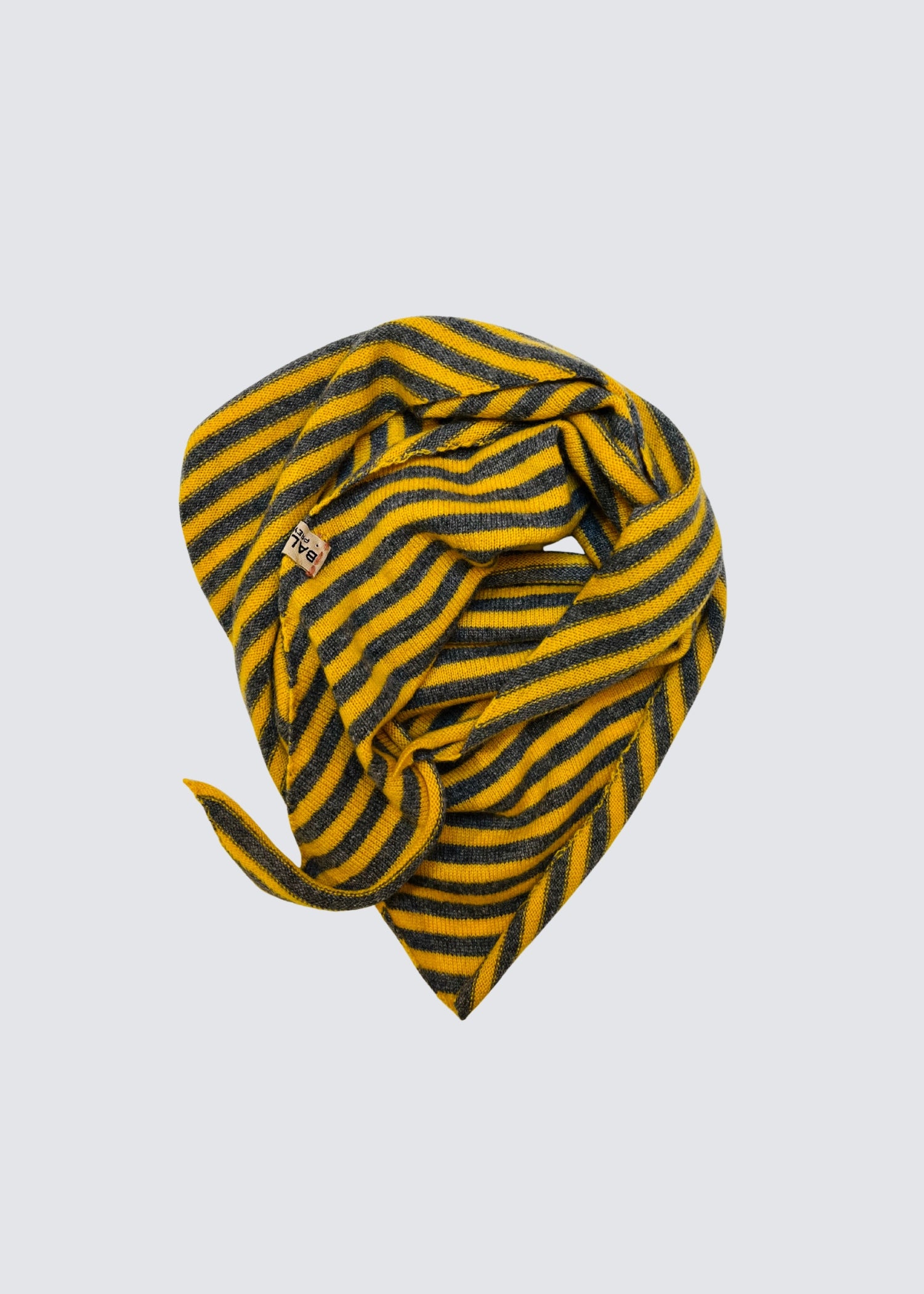 Gelb Grau Gestreifter Dreiecks Schal. Flat Shot.
