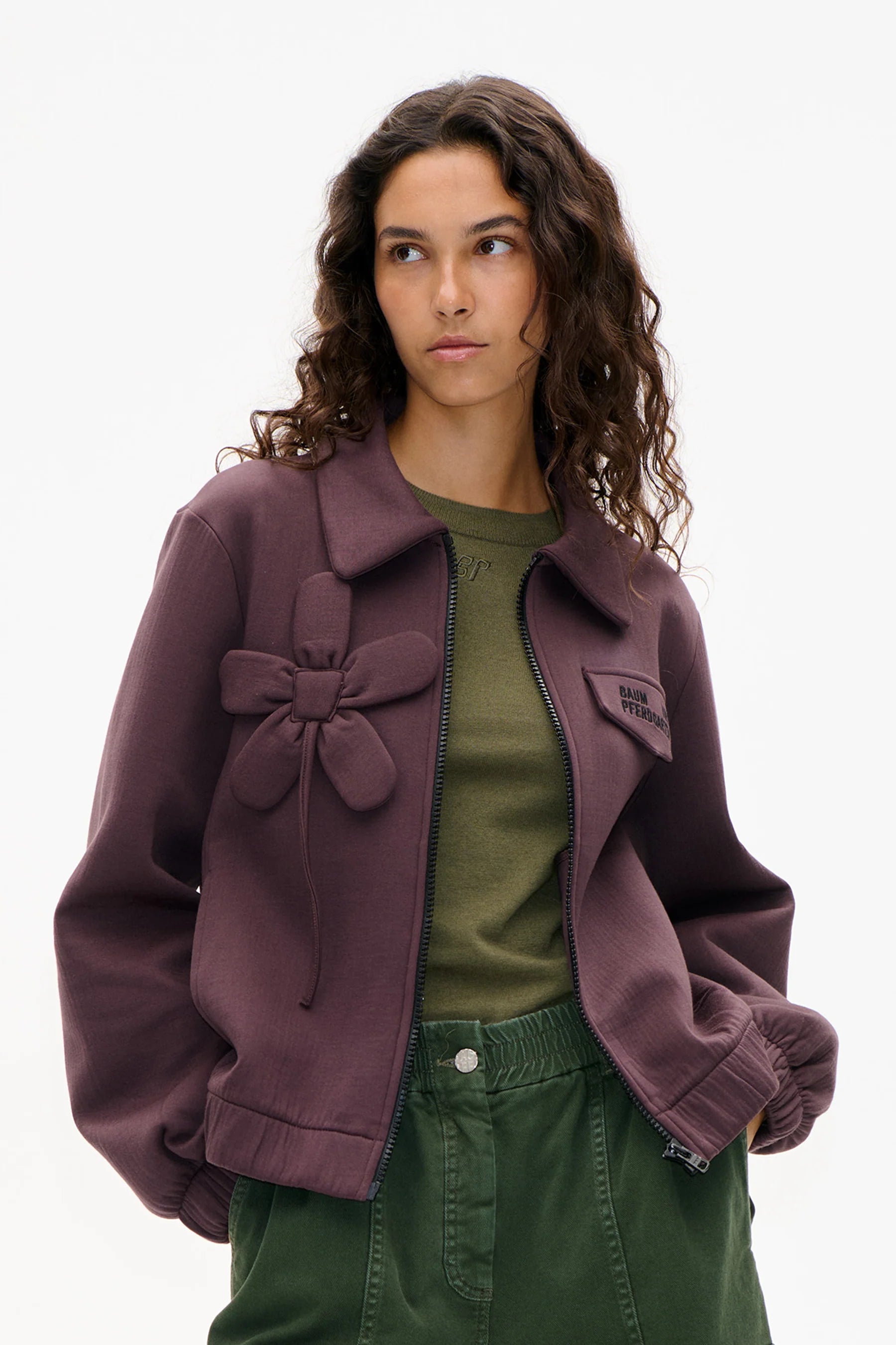 Burgunder Farbender Zipper, mit aufgenähtem Blumen Detail. Modelbild, Details.