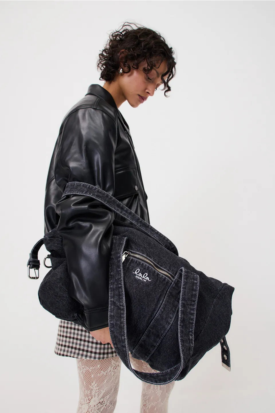 LALA BERLIN graue Weekender-Tasche aus Denim-Baumwolle - Modelfoto 