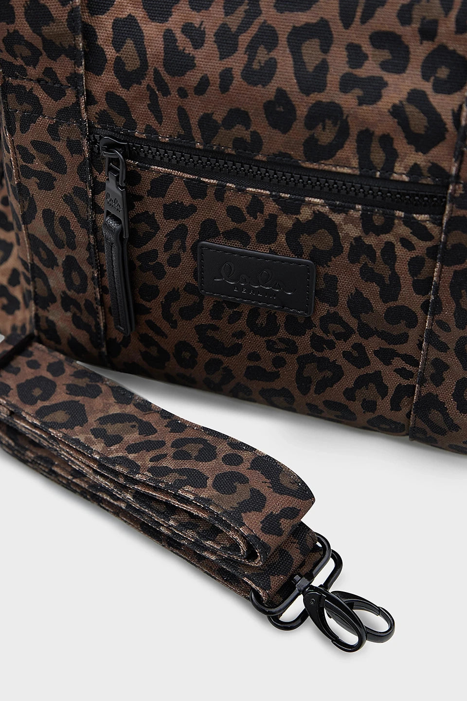 LALA BERLIN dunkelbraune Weekender-Tasche mit Leopardenmuster aus Baumwolle - Detailansicht Außentasche und Logo-Patch 