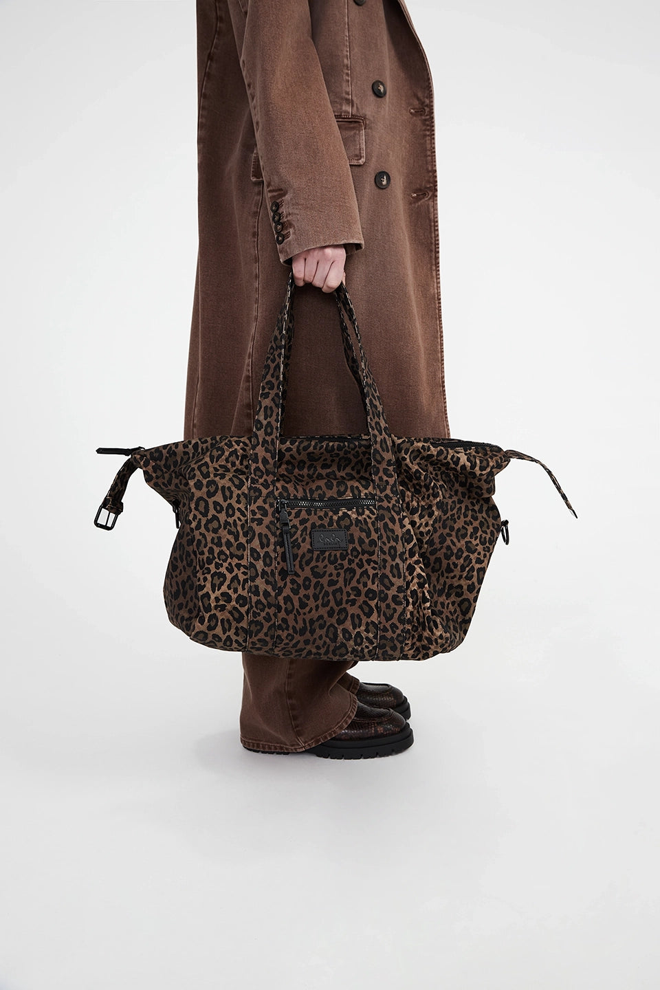 LALA BERLIN dunkelbraune Weekender-Tasche mit Leopardenmuster aus Baumwolle - Modelfoto