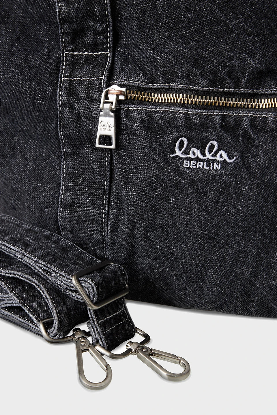 LALA BERLIN graue Weekender-Tasche aus Denim-Baumwolle - Detailansicht Außenfach und Verlängerungs-Straps 
