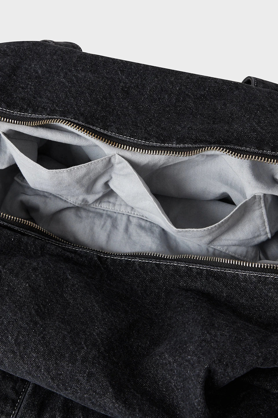 LALA BERLIN graue Weekender-Tasche aus Denim-Baumwolle - Detailansicht geöffnet von oben 