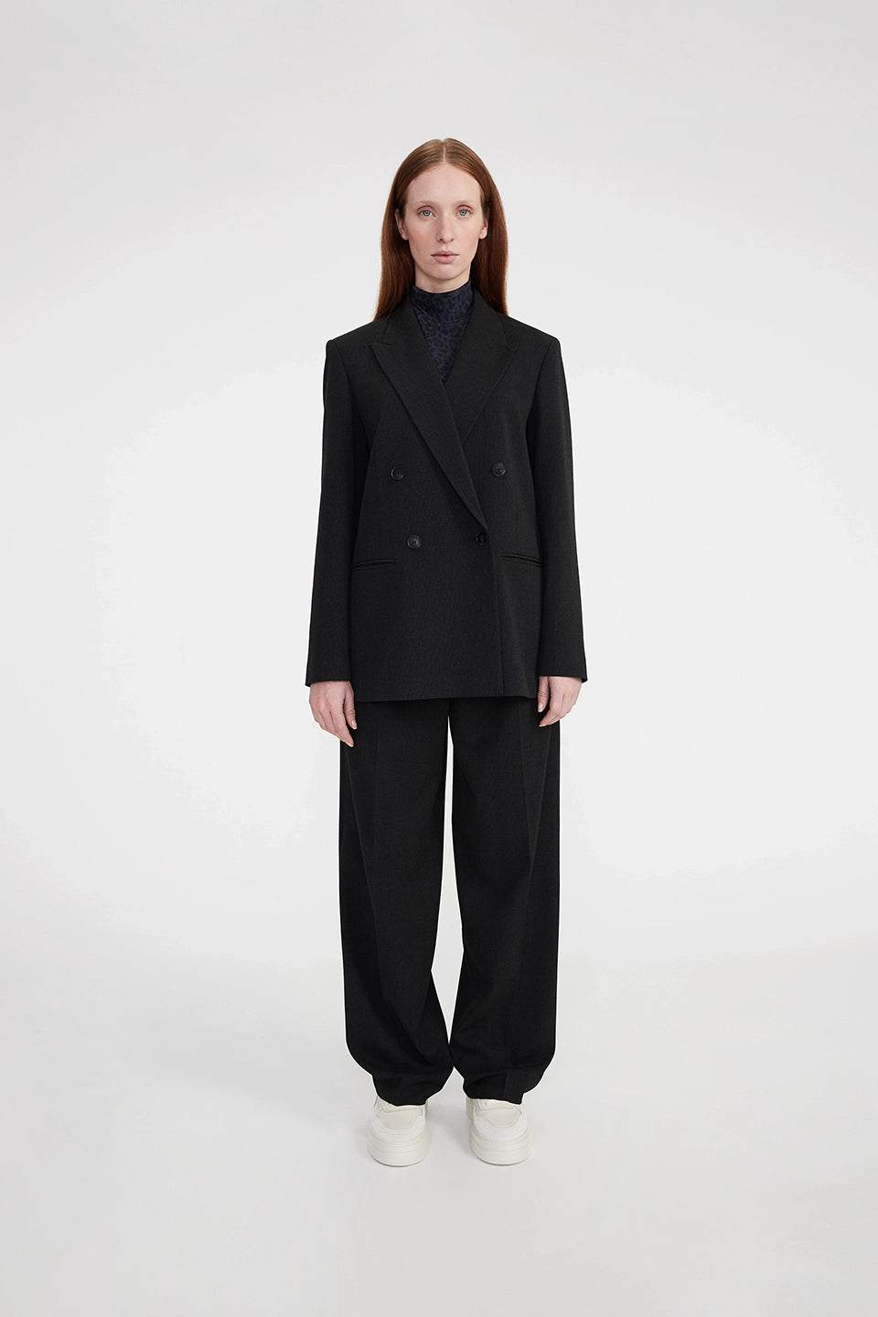 LALA BERLIN schwarzer Blazer aus Polyestergemisch - Modelfoto  