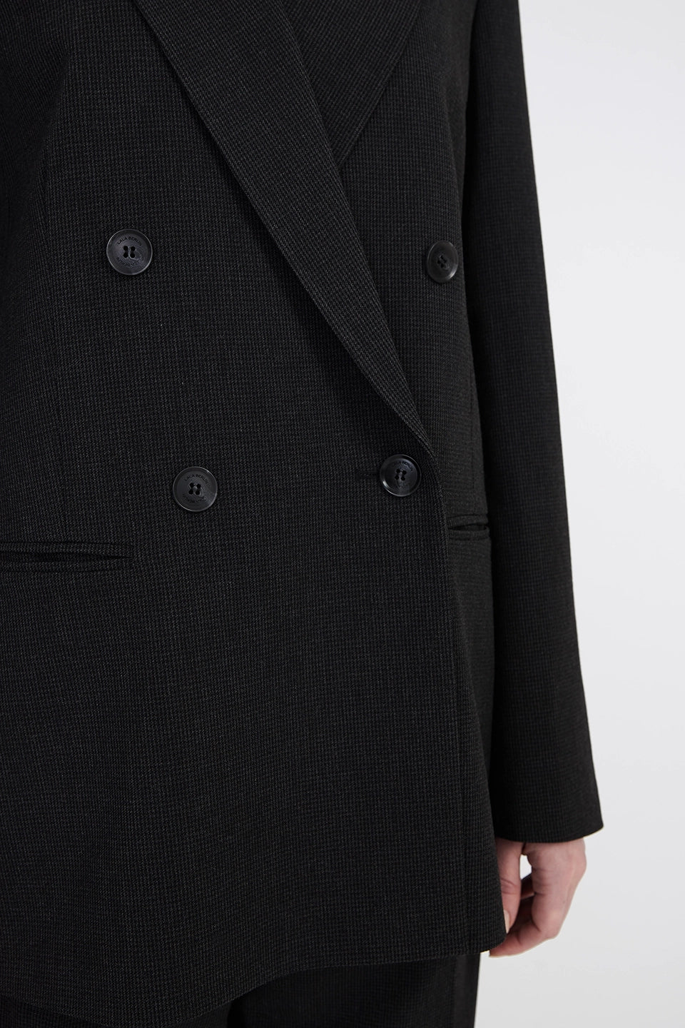 LALA BERLIN schwarzer Blazer aus Polyestergemisch - Modelfoto Detailansicht Knöpfe 