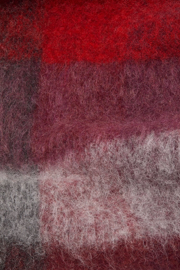 Acne Studios Woll-Mohair-Schal rotes Karomuster - Nahaufnahme vom Material 