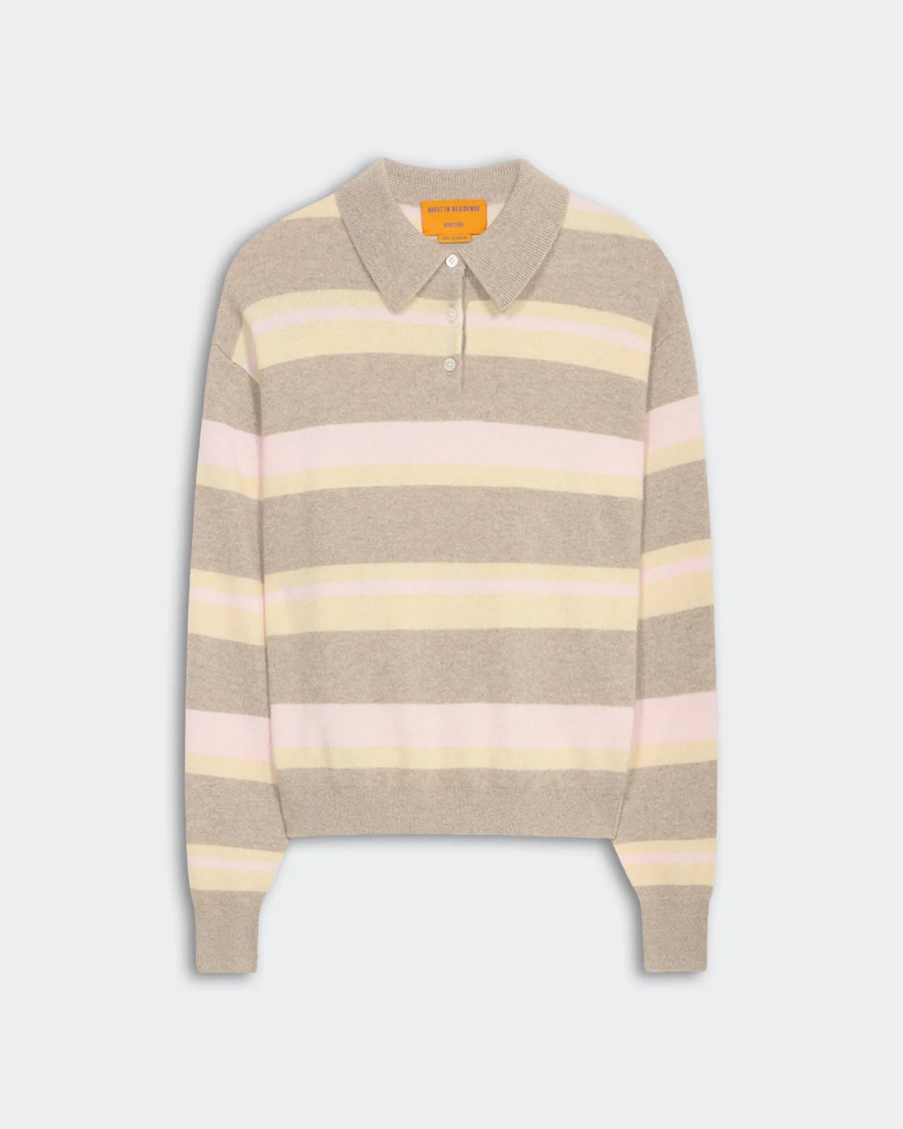 Guest in Residence gestreifter Kaschmir Pullover in taupe, butter yellow, rosa mit taupe Hemdkragen. Flat Shot.